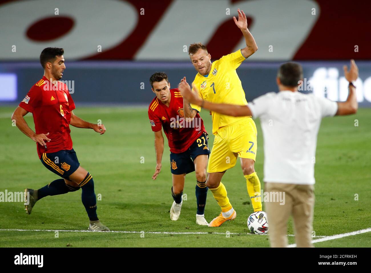 Andry Yarmolenko dell'Ucraina lotta per la palla con Sergio Reguilon e Mikel Merino di Spagna durante le Nazioni UEFA Partita di calcio della Lega tra S Foto Stock