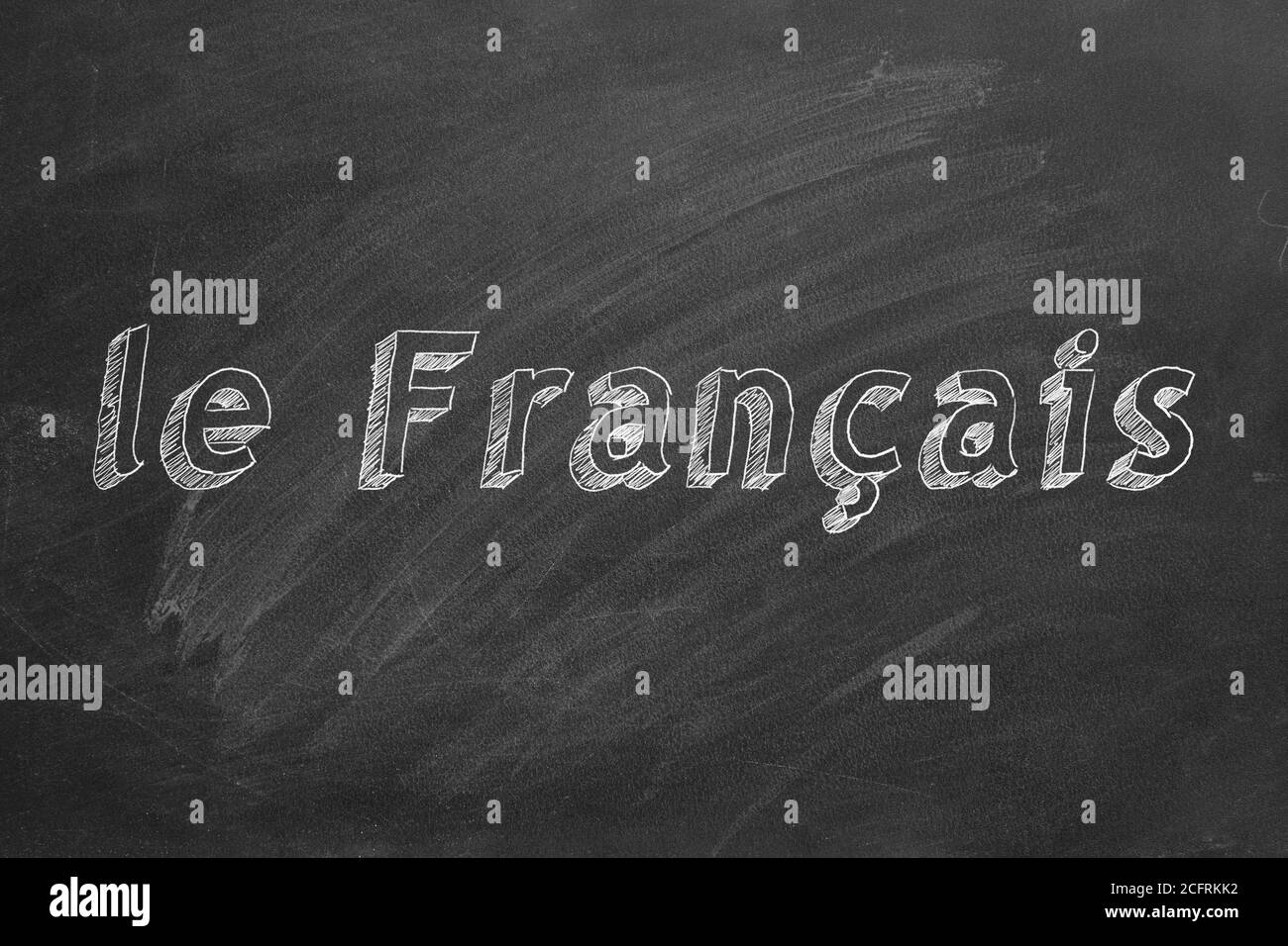 'LE FRANCAIS' scritto con gesso sulla lavagna Foto Stock