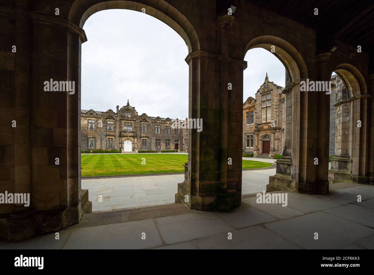 St Andrews, Scozia, Regno Unito. 7 settembre 2020. La settimana dei Freshers inizia all'Università di St Andrews a Fife. Questa settimana arrivano in città studenti stranieri e nazionali. Molti studenti sono accompagnati dai loro genitori e stavano esplorando l'antico campus universitario e le principali attrazioni della città. Nella foto, vista generale del quad di San Salvatore. Iain Masterton/Alamy Live News Foto Stock