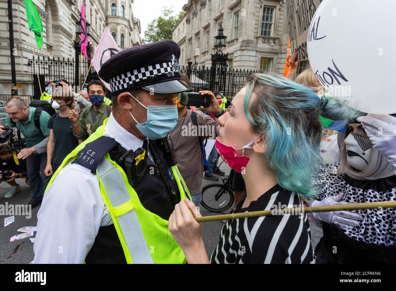 Standoff tra il protestore e il poliziotto, 'Carnevale della corruzione' Extinction Rebellion dimostrazione, Londra, 3 settembre 2020 Foto Stock