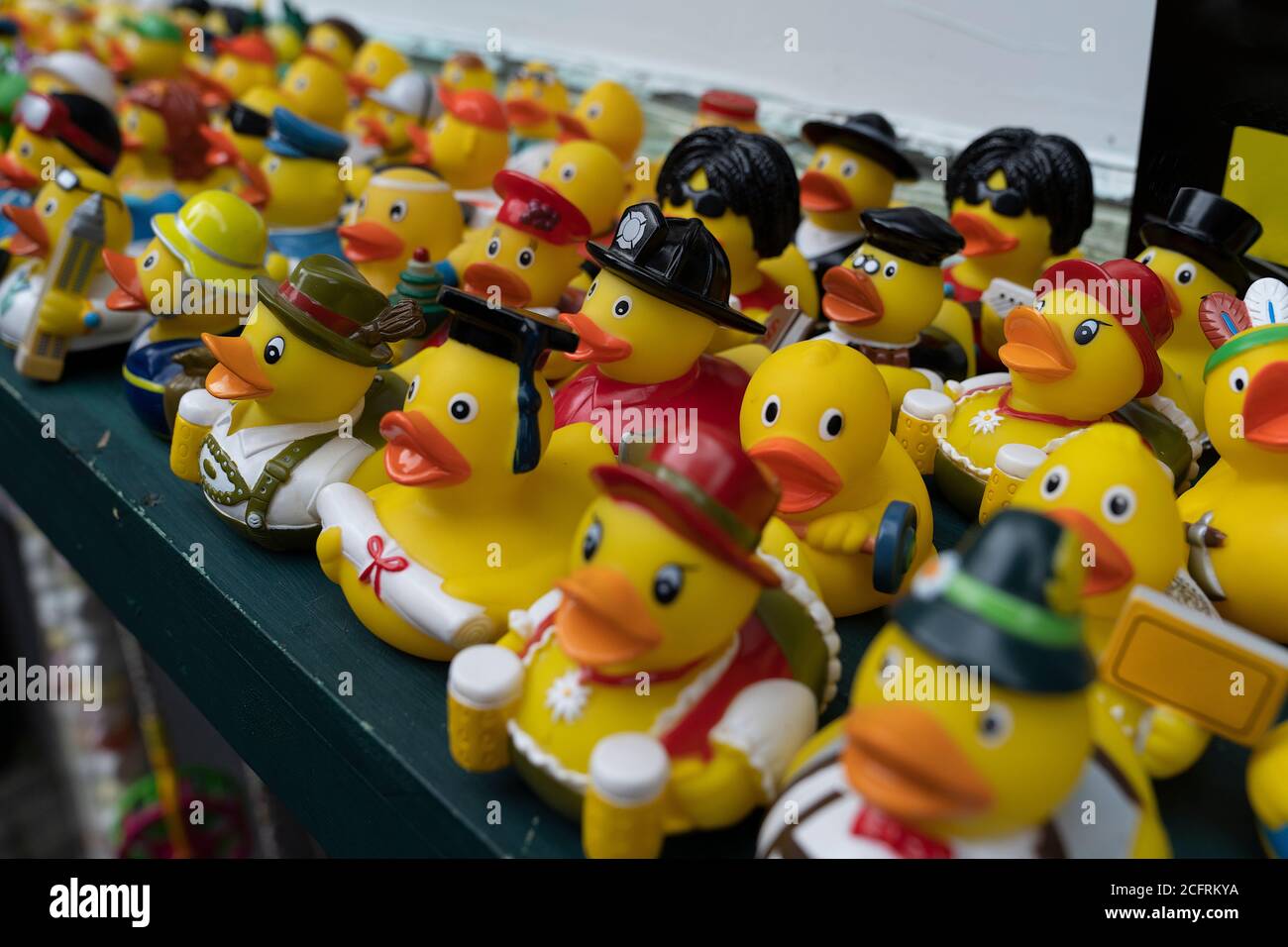Un gruppo con molte figurine diverse anatre di gomma da bagno giocattoli su un ripiano Foto Stock