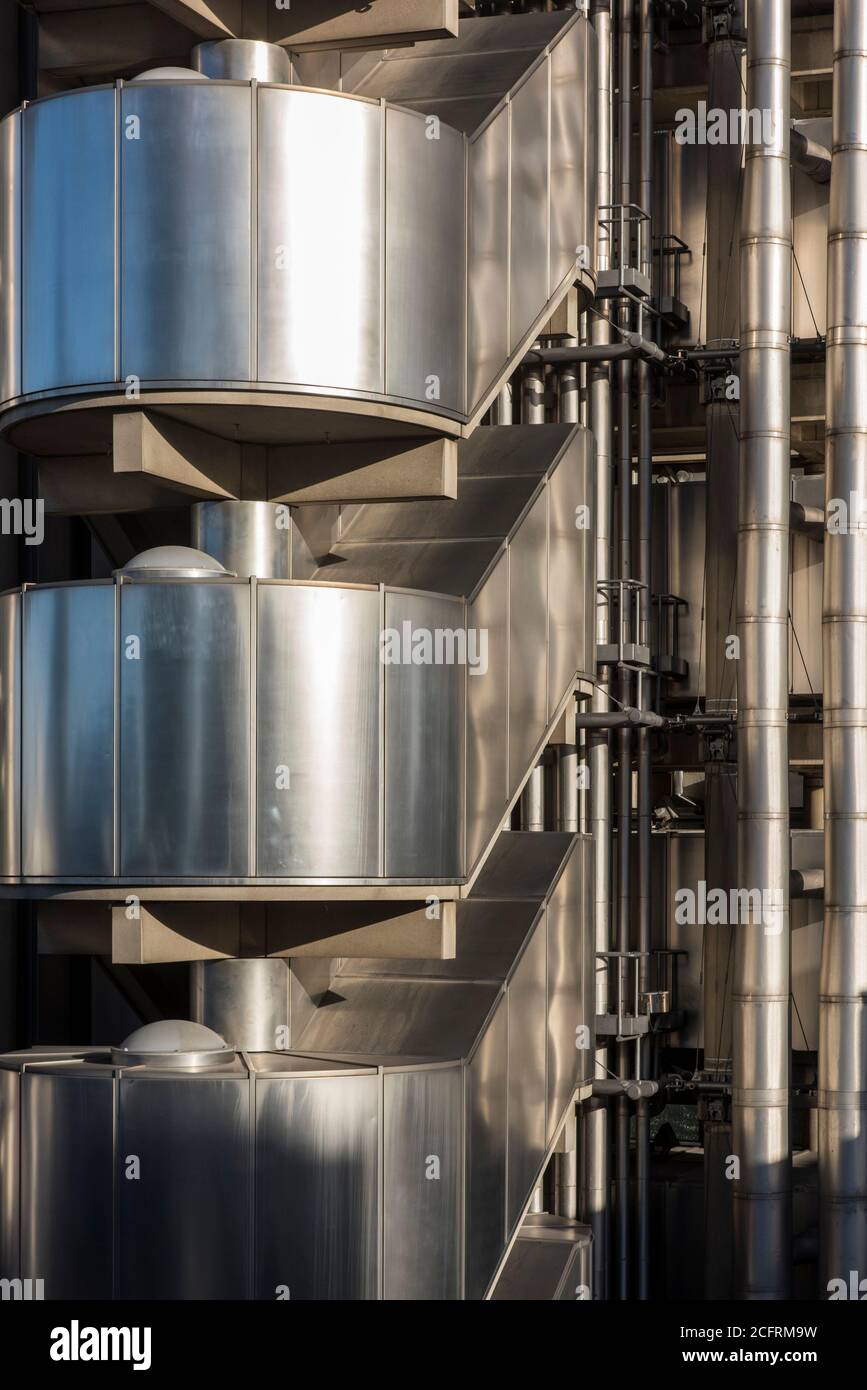 Immagine della scala esterna rivestita in acciaio inox. Lloyd's Building, Londra, Regno Unito. Architetto: Rogers Stirk Harbour + Partners, 1986. Foto Stock Immagine della scala esterna rivestita in acciaio inox. Lloyd's Building, Londra, Regno Unito. Architetto: Rogers Stirk Harbour + Partners, 1986. Foto Stock