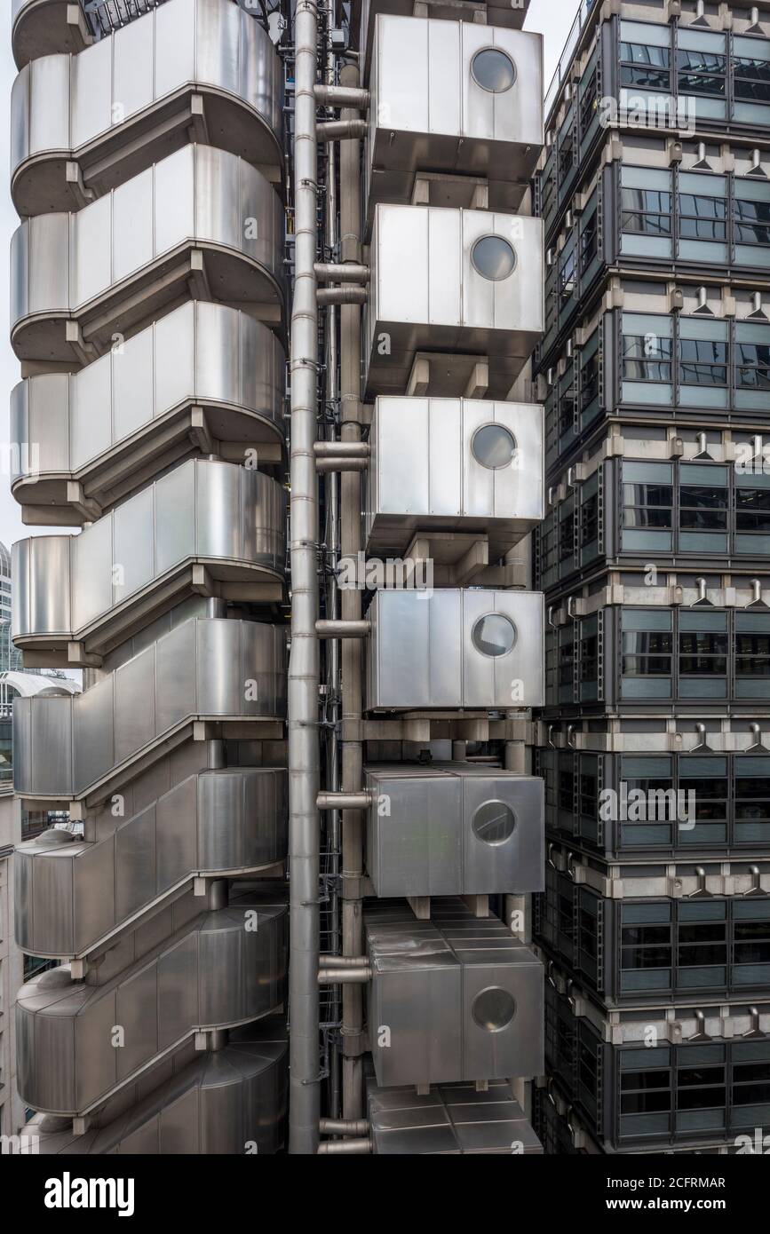 Vista della scalinata esterna e dei baccelli da bagno. L'immagine evidenzia l'aspetto meccanico dell'edificio. Lloyd's Building, Londra, Regno Unito. Conf Foto Stock Vista della scalinata esterna e dei baccelli da bagno. L'immagine evidenzia l'aspetto meccanico dell'edificio. Lloyd's Building, Londra, Regno Unito. Conf Foto Stock