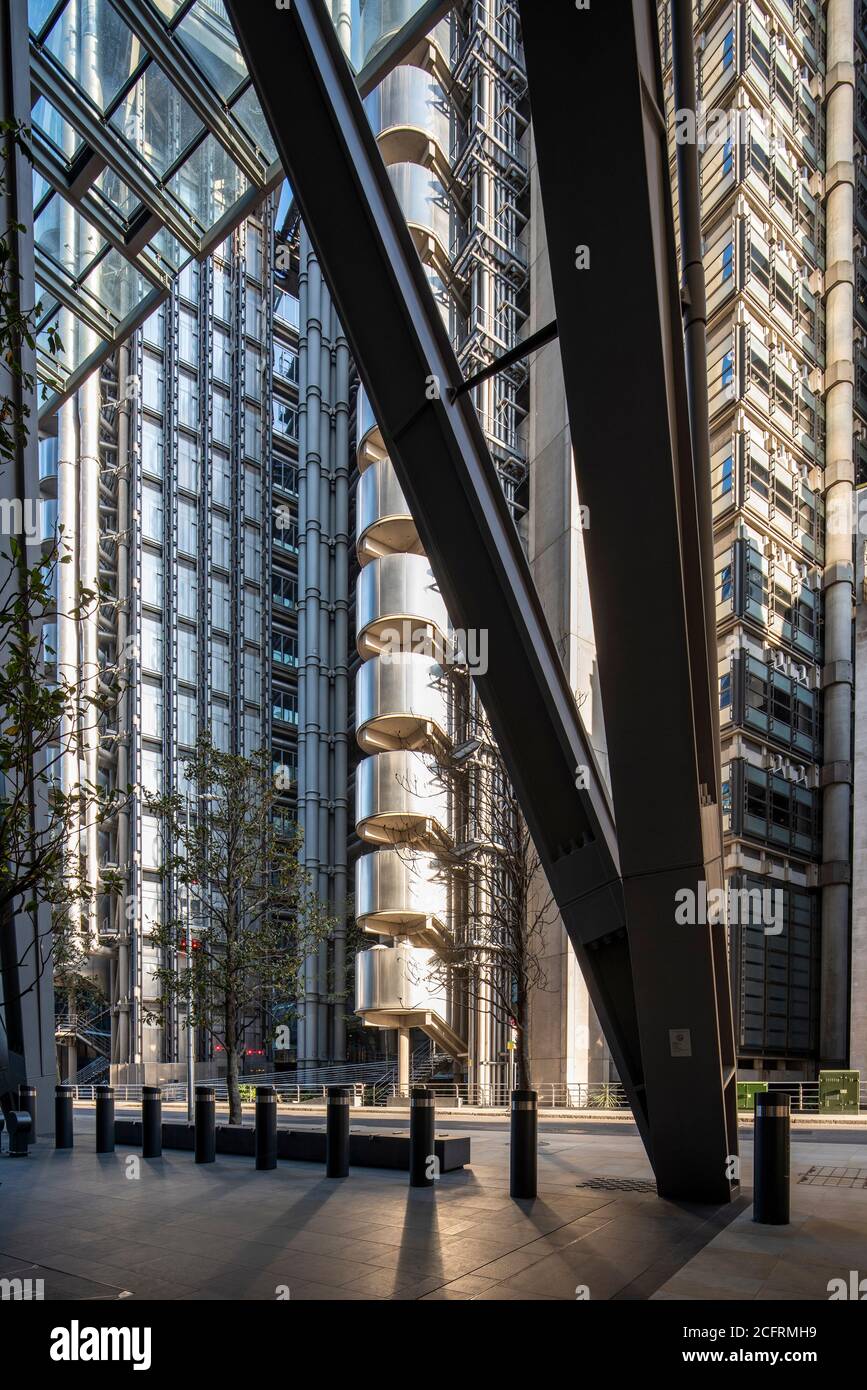 Vista dall'incrocio dell'edificio Leadenhall, con una delle caratteristiche colonne inclinate in acciaio su Fenchurch Street, incornicia una sezione del Lloyd' Foto Stock
