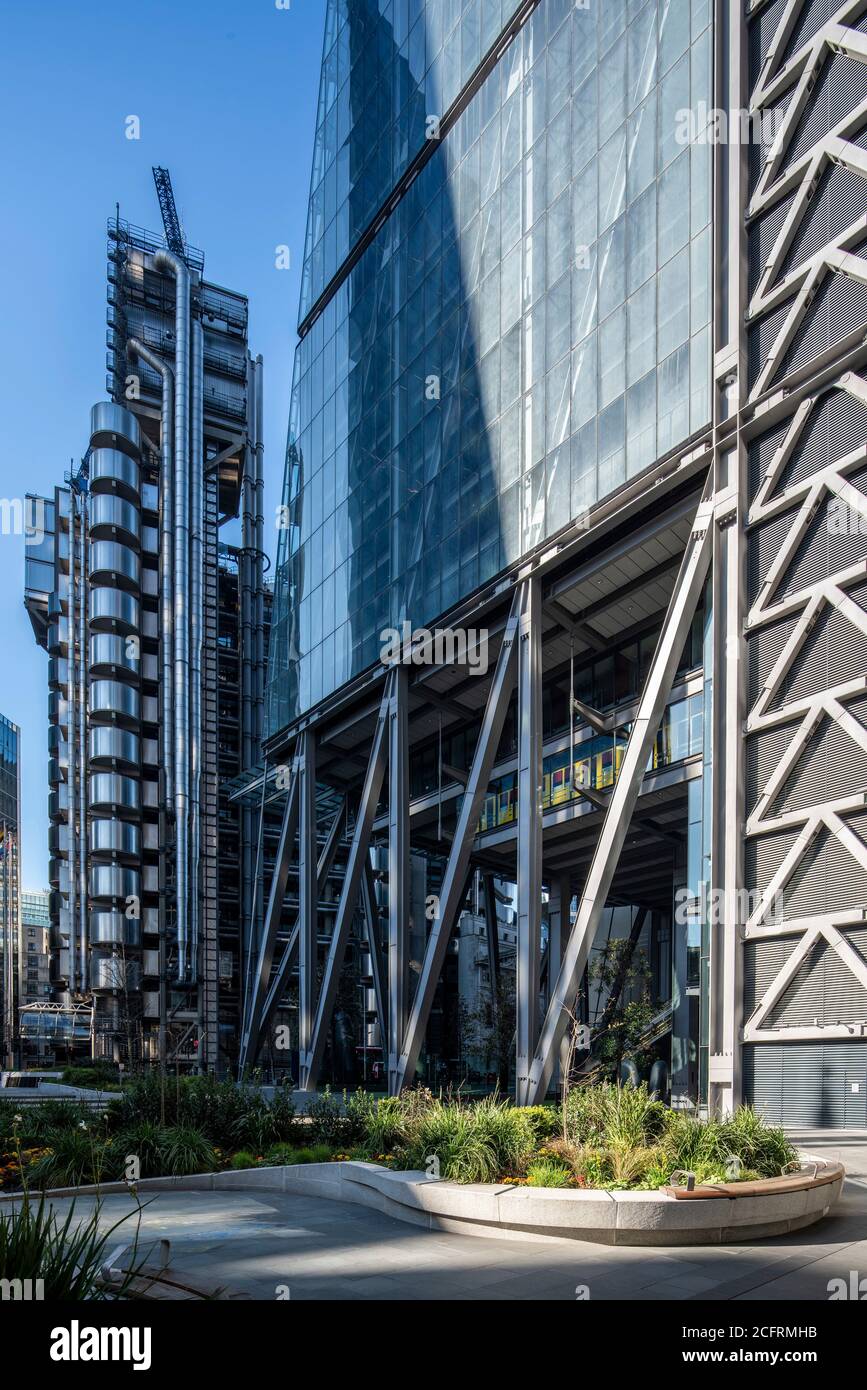 Vista dell'angolo nord est dell'edificio da Aviva Plaza con scalinata esterna e torre dell'ascensore, con l'edificio Leadenhall sulla destra. LLOY Foto Stock Vista dell'angolo nord est dell'edificio da Aviva Plaza con scalinata esterna e torre dell'ascensore, con l'edificio Leadenhall sulla destra. LLOY Foto Stock