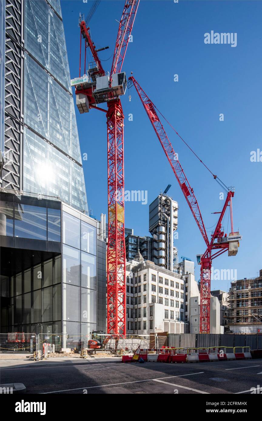Vista da Bishopsgate con la torre dell'ascensore principale, edificio Leadenhall sulla sinistra. Cantiere in primo piano su 8 Bishopsgate di Wilkinson Eyre. LL Foto Stock