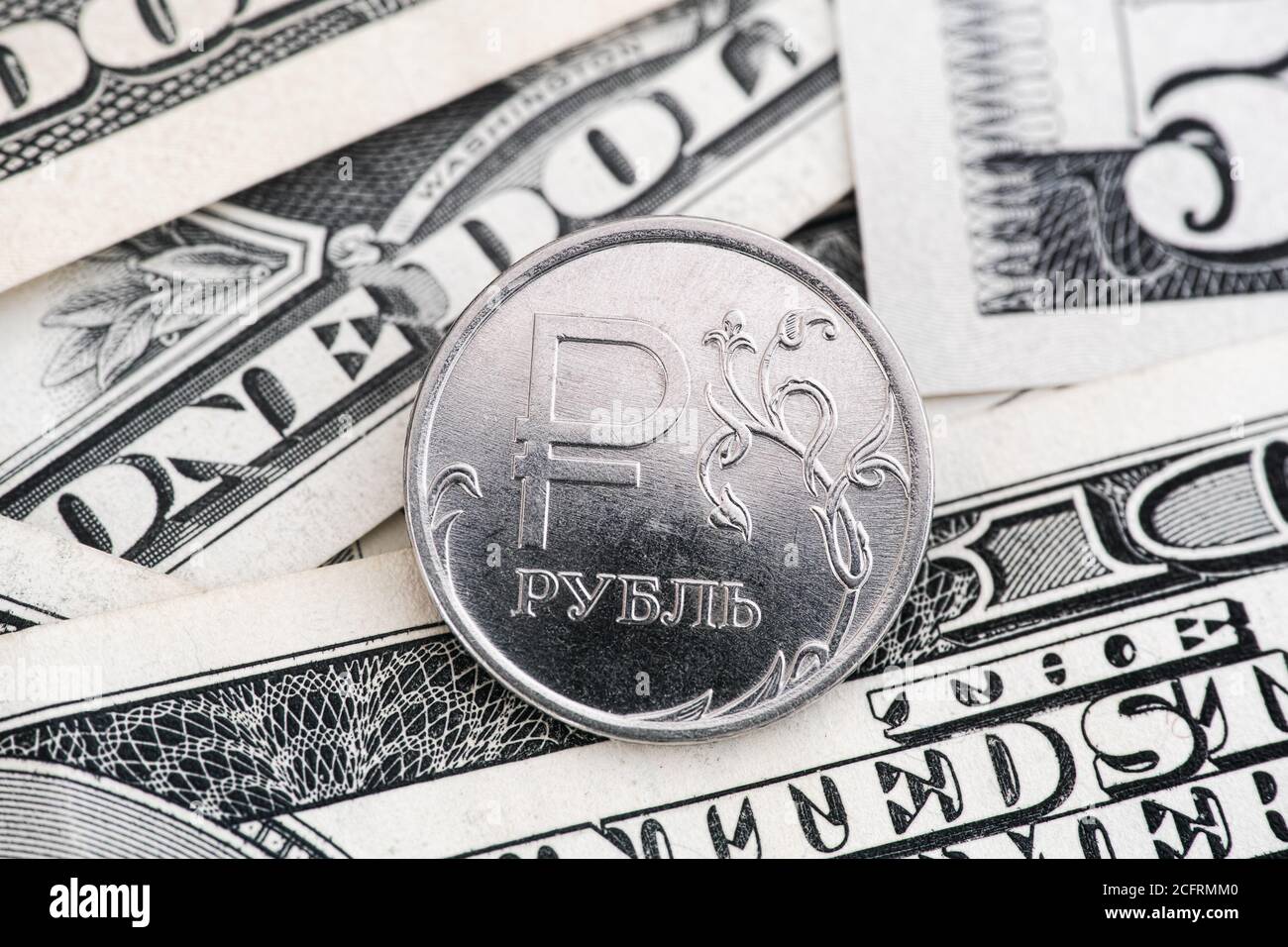 Una moneta rublo russa sulle bollette del dollaro americano. Primo piano. Foto Stock
