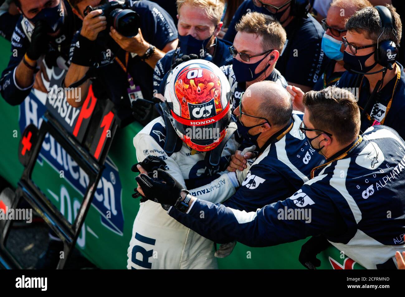 10 GASLY Pierre (fra), Scuderia AlphaTauri Honda AT01 festeggia la sua vittoria durante la Formula 1 Gran Premio Heineken D'italia 2020, 2020 Grand P italiano Foto Stock