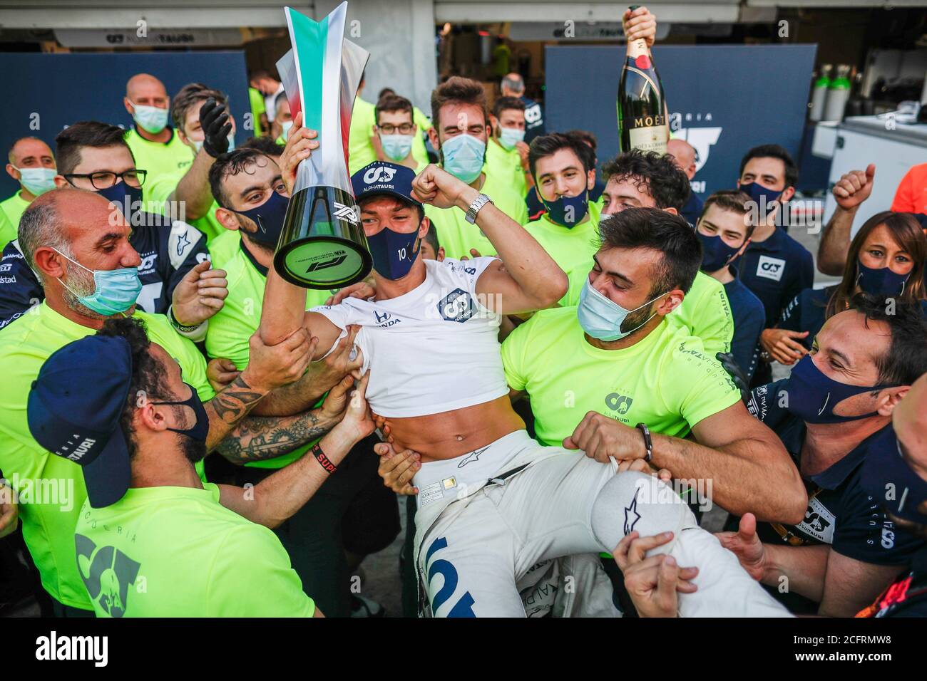 GASLY Pierre (fra), Scuderia AlphaTauri Honda AT01, ritratto che celebra la sua prima vittoria durante la Formula 1 Gran Premio Heineken D'italia 2020, 2020 I. Foto Stock