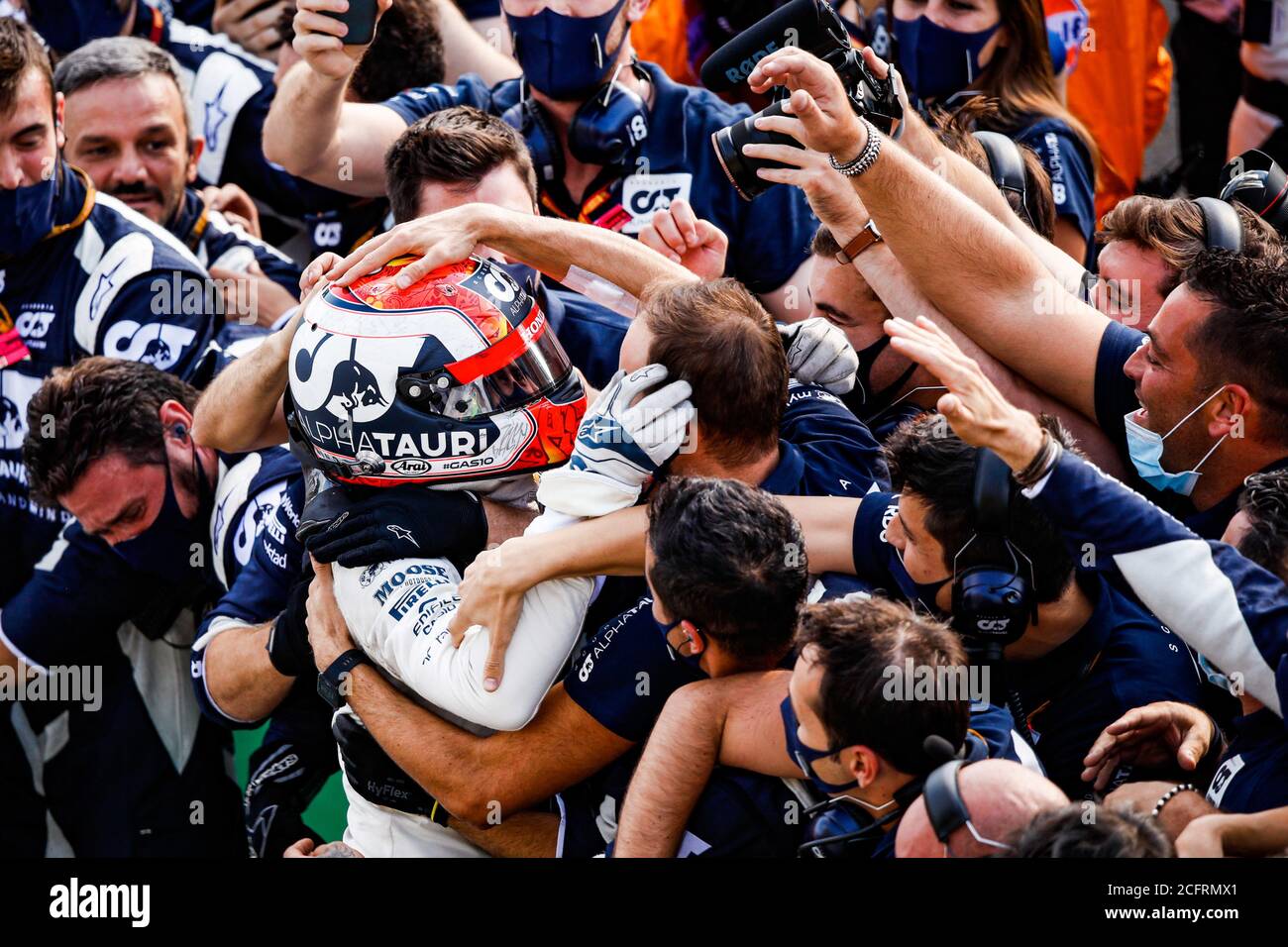 GASLY Pierre (fra), Scuderia AlphaTauri Honda AT01, ritratto che celebra la vittoria con il team di Formula 1 nel Gran Premio Heineken D'italia 2020 Foto Stock