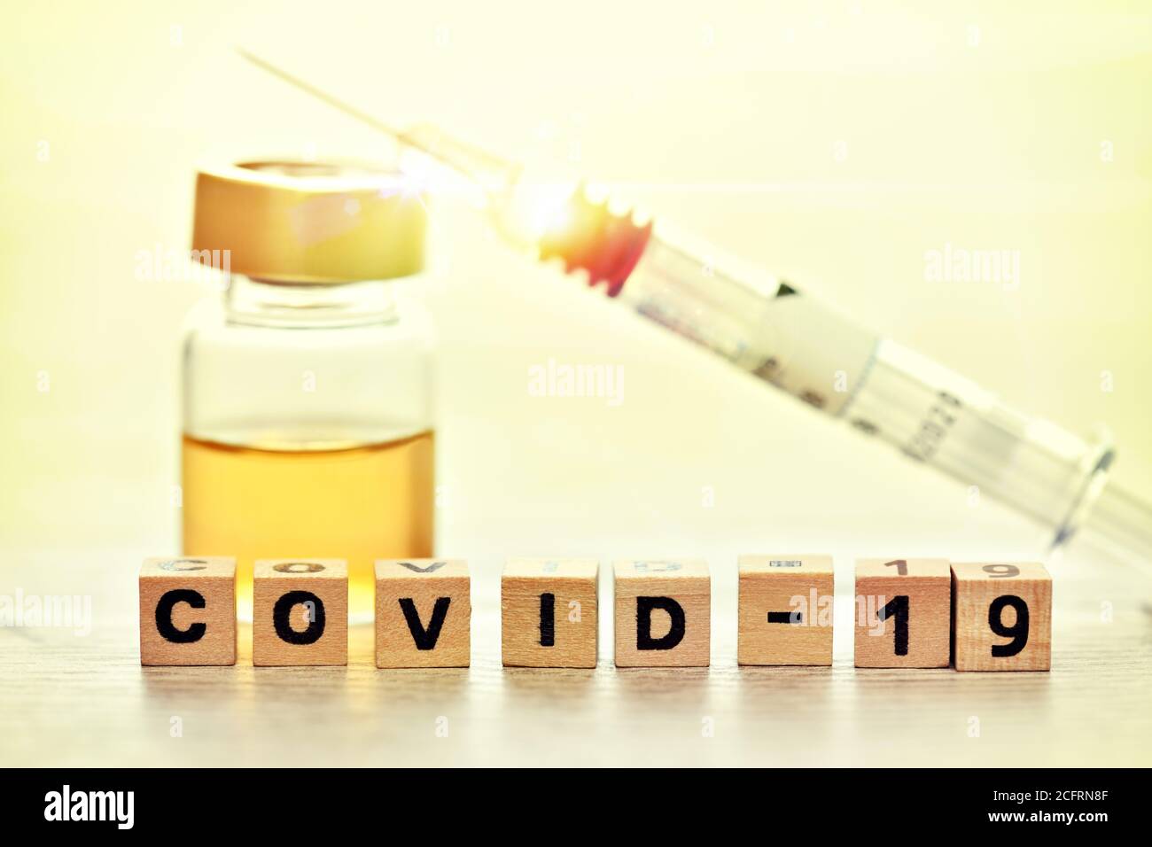 Siringa e vaccino corona, vaccinazione COVID-19 Foto Stock