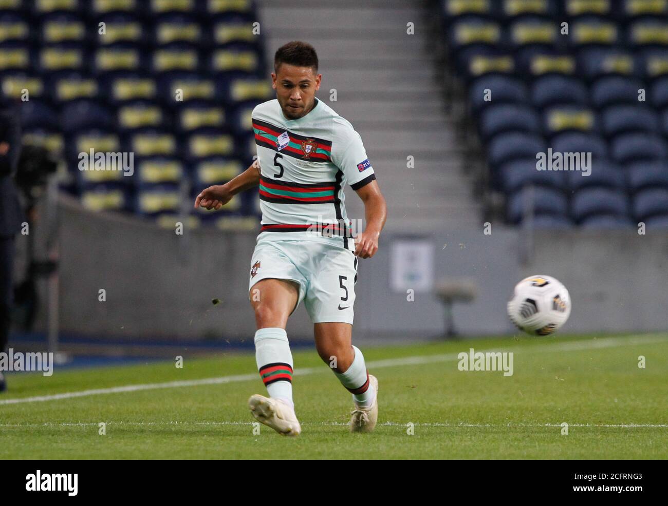 Raphael Guerreiro del Portogallo durante la partita di calcio A3 del gruppo UEFA Nations League tra Portogallo e Croazia il 5 settembre 2020 all'Estadio Foto Stock