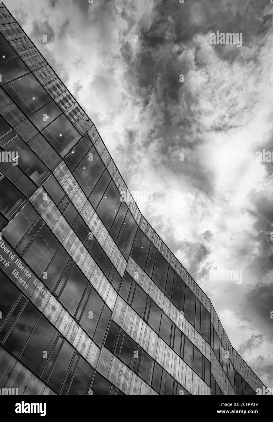 MALMO, SVEZIA - 21 AGOSTO 2020: Uno degli edifici moderni dell'università di Malmo. Foto Stock