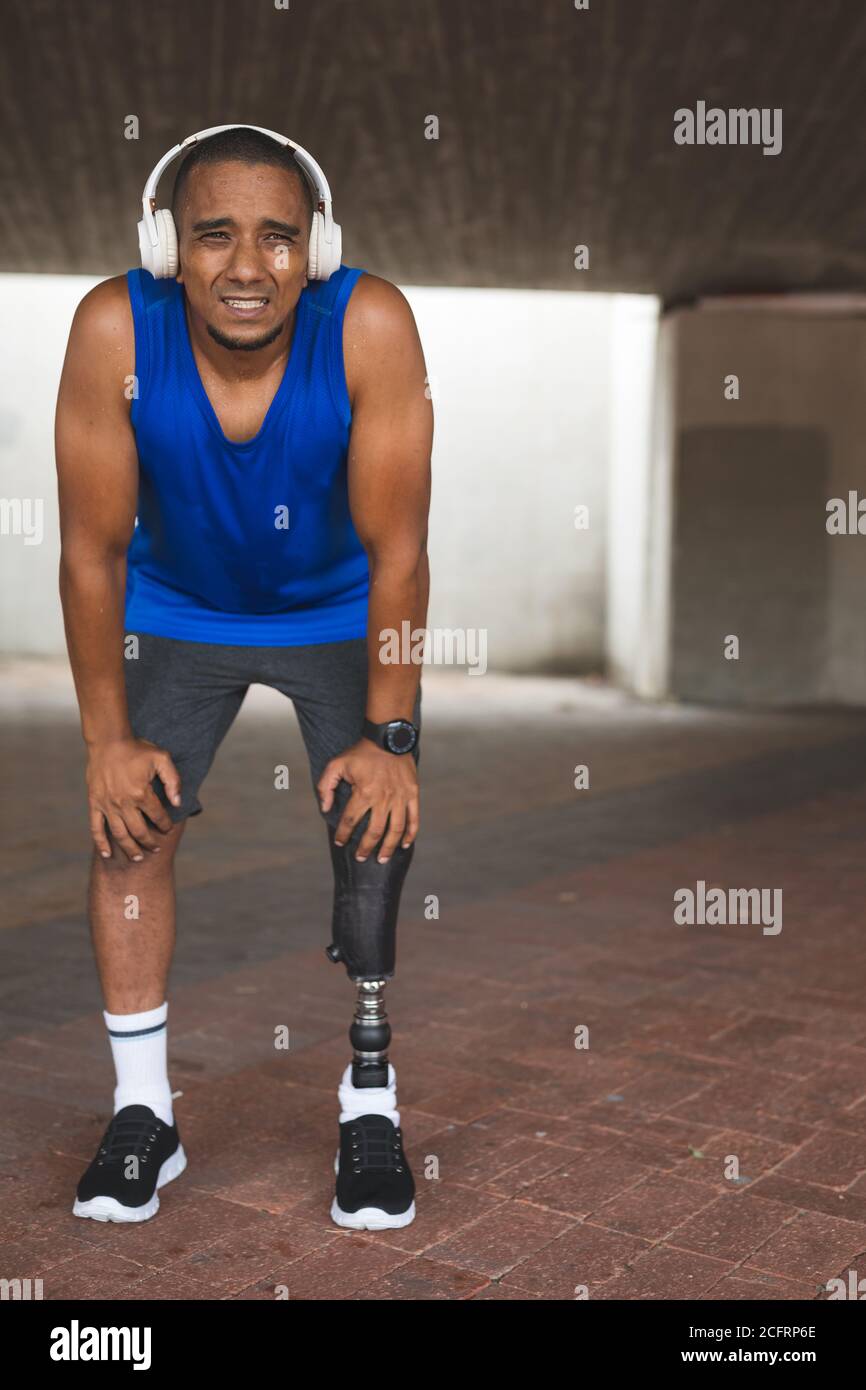 Uomo con gamba protesica che si interrompe dalla corsa Foto Stock