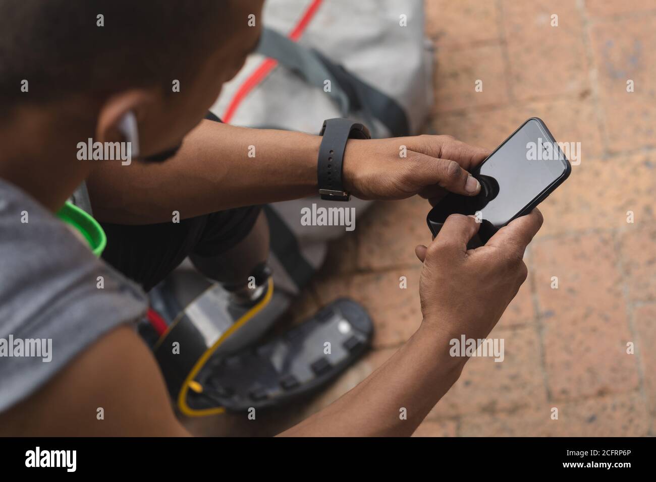 Uomo che usa lo smartphone nel parco Foto Stock