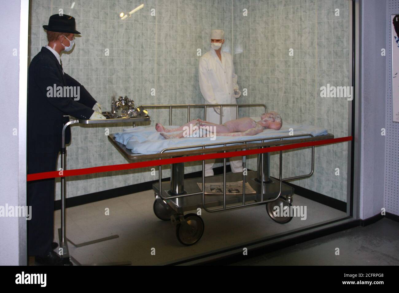 Mostra 'The Alien Autopsy' nel museo e centro di ricerca di Roswell UFO, New Mexico, USA. Scena con manichini di corpo alieno giacente sul trolley accanto al medico Foto Stock