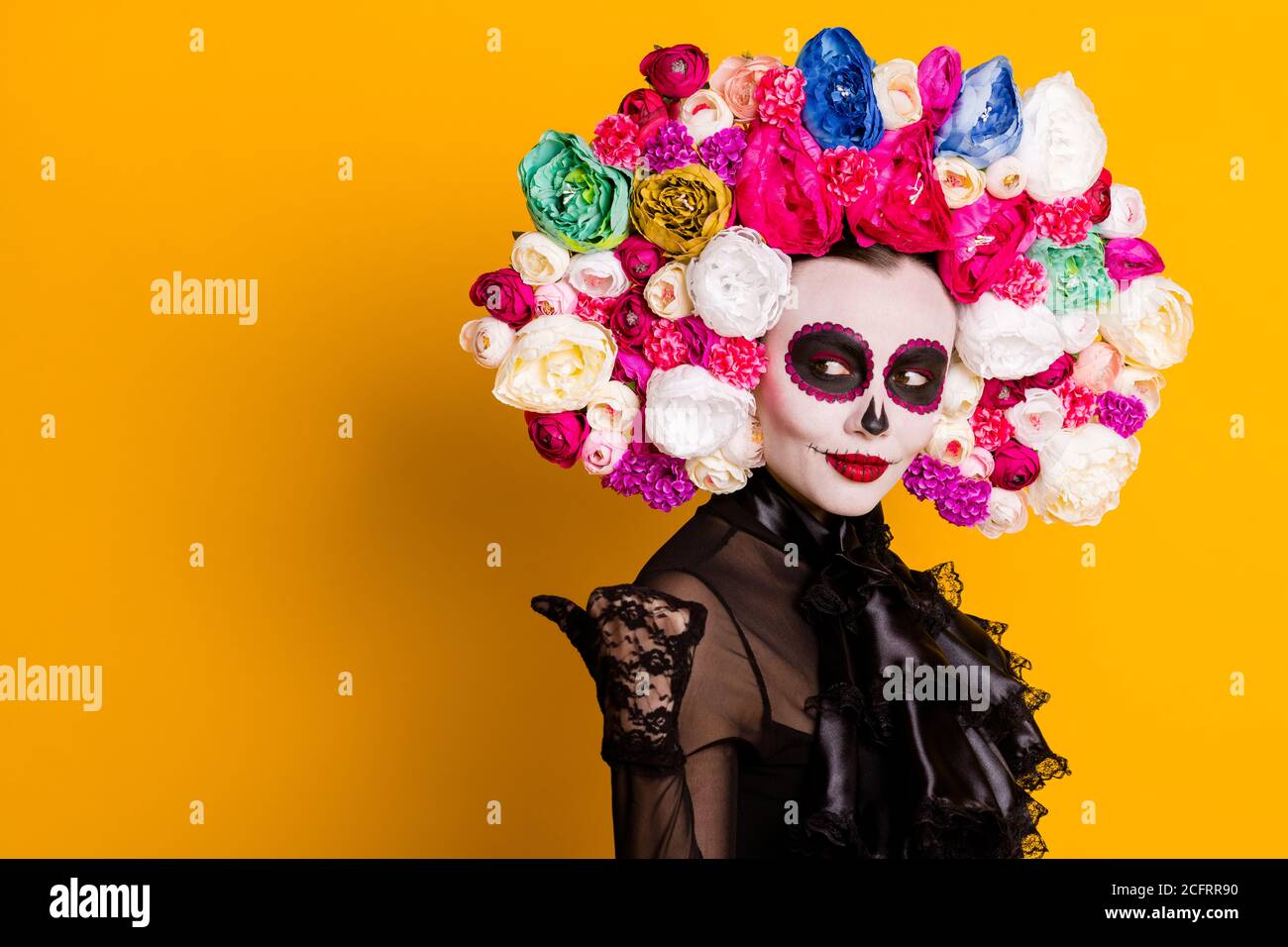 Profilo foto di calavera katrina regia pollice sguardo vuoto spazio giovane ragazzo ingenuo e tricking indossa abito nero morte carnevale costume archetto roses Foto Stock