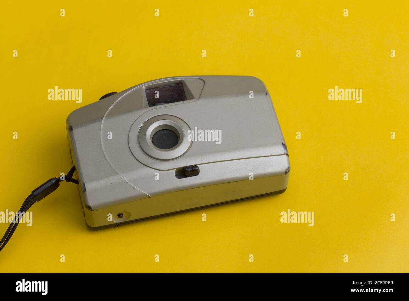 vecchia fotocamera color crema con sfondo giallo Foto Stock