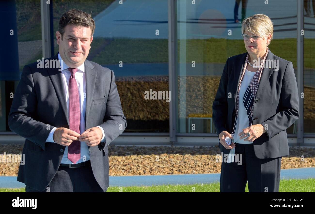 Teltow, Germania. 07 settembre 2020. Gundula Roßbach (r), presidente della Federazione tedesca delle assicurazioni pensioni, e Hubertus Heil (l, SPD), ministro federale del lavoro e degli affari sociali, si affiancano dopo un tour della clinica di riabilitazione Seehof della tedesca assicurazione pensioni (DRV) e una conferenza stampa. Tra le altre cose, la visita alla clinica si è concentrata sulle discussioni con i pazienti, sugli attuali sviluppi della riabilitazione e sulle possibilità della terapia post-corona. Credit: Soeren Stache/dpa-Zentralbild/dpa/Alamy Live News Foto Stock