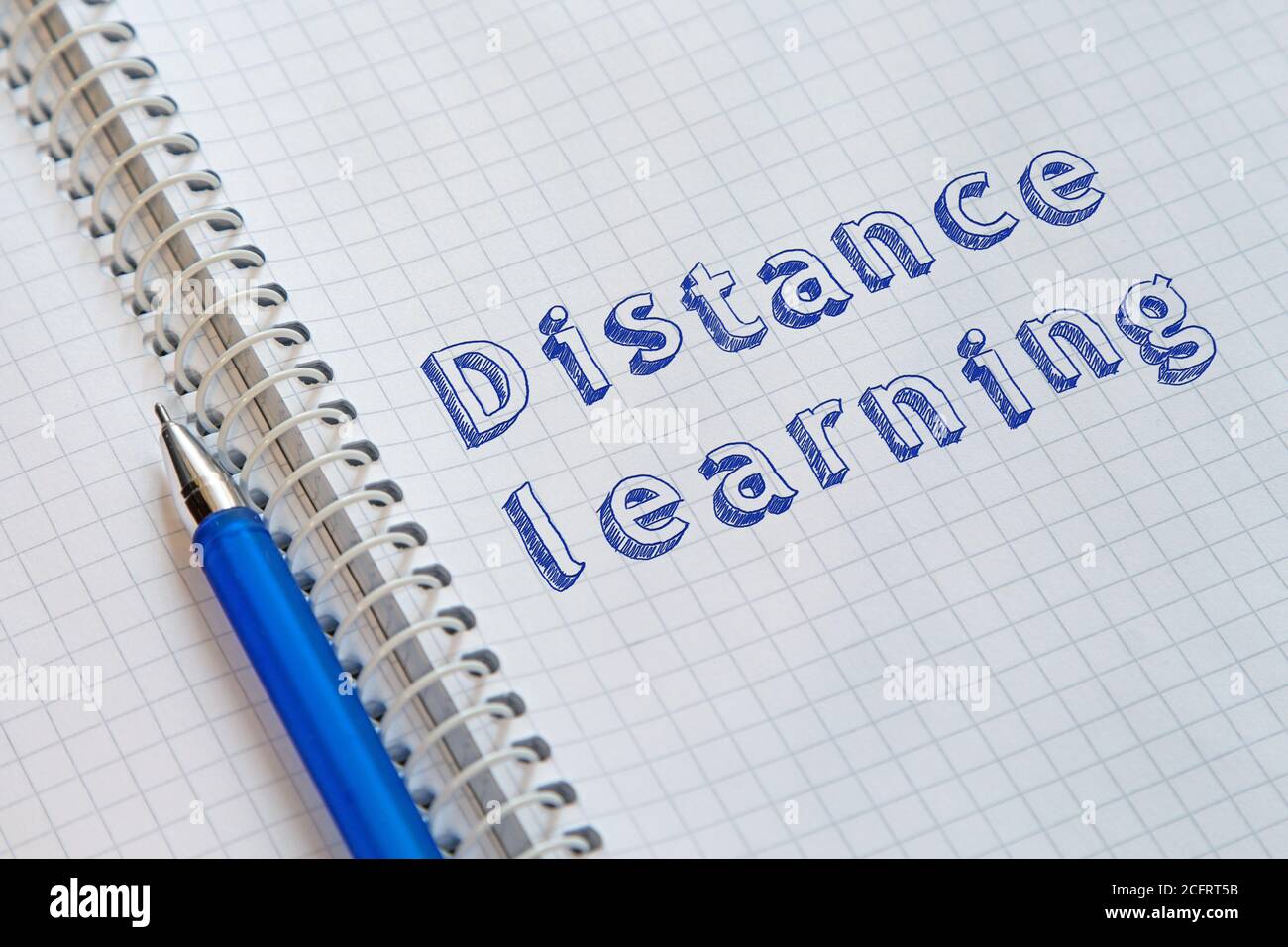 Apprendimento a distanza con lettere su un foglio di notebook Foto Stock