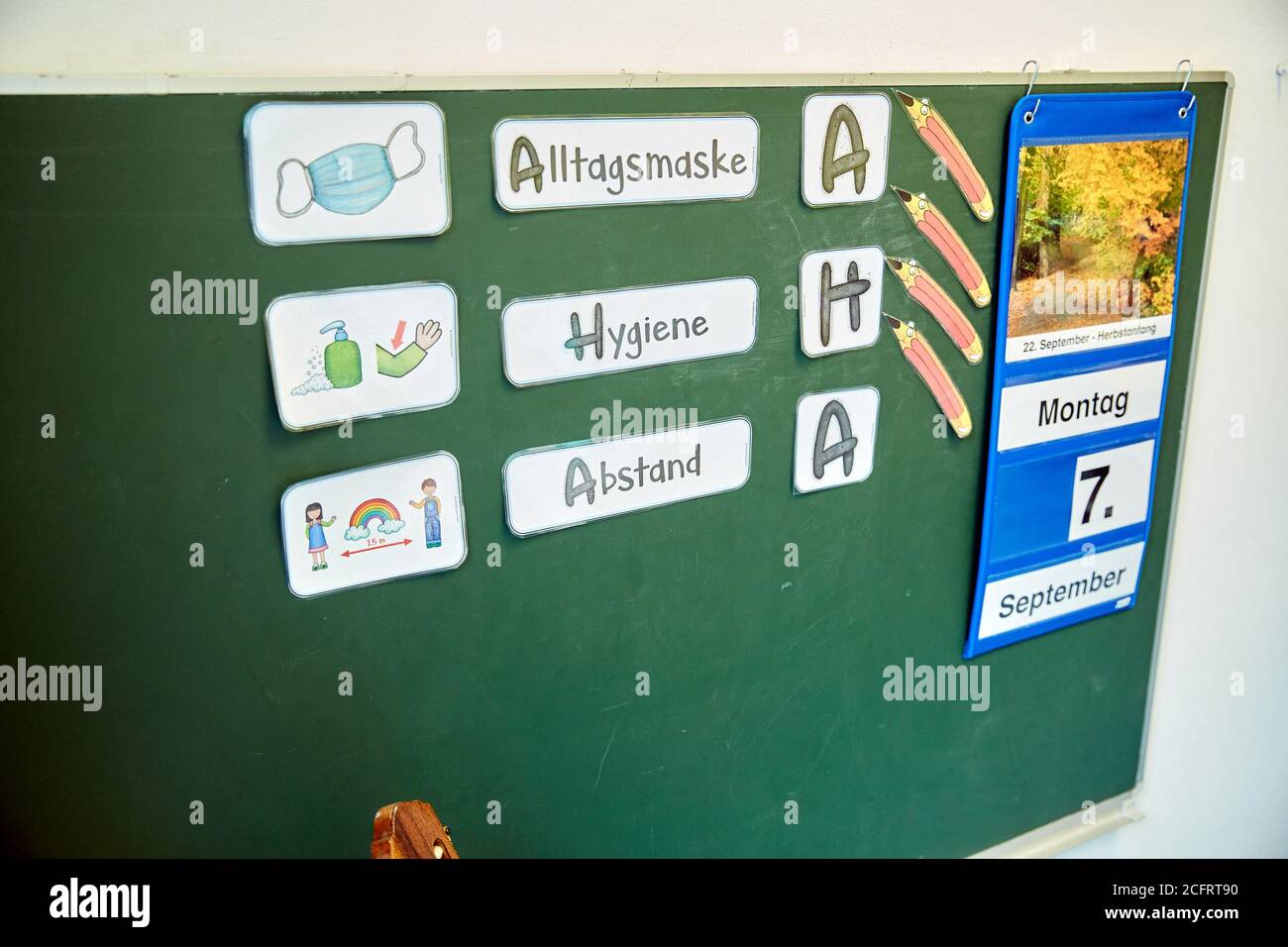 (200907) -- VIENNA, 7 settembre 2020 (Xinhua) -- segni di prevenzione epidemica sono visti nella vecchia scuola elementare di Donau a Vienna, Austria, 7 settembre 2020 il sistema COVID-19 "semaforo" ha ufficialmente iniziato a funzionare in Austria, il governo ha annunciato lo scorso venerdì. A causa del numero costantemente elevato di nuove infezioni, le tre grandi città austriache -- Vienna, Linz e Graz -- Il distretto tirolese del Kufstein si illumina in giallo (medio rischio), mentre il resto del paese è definito "verde" (basso rischio), secondo una conferenza stampa tenuta dal Cancelliere Sebastian Kurz e da o Foto Stock