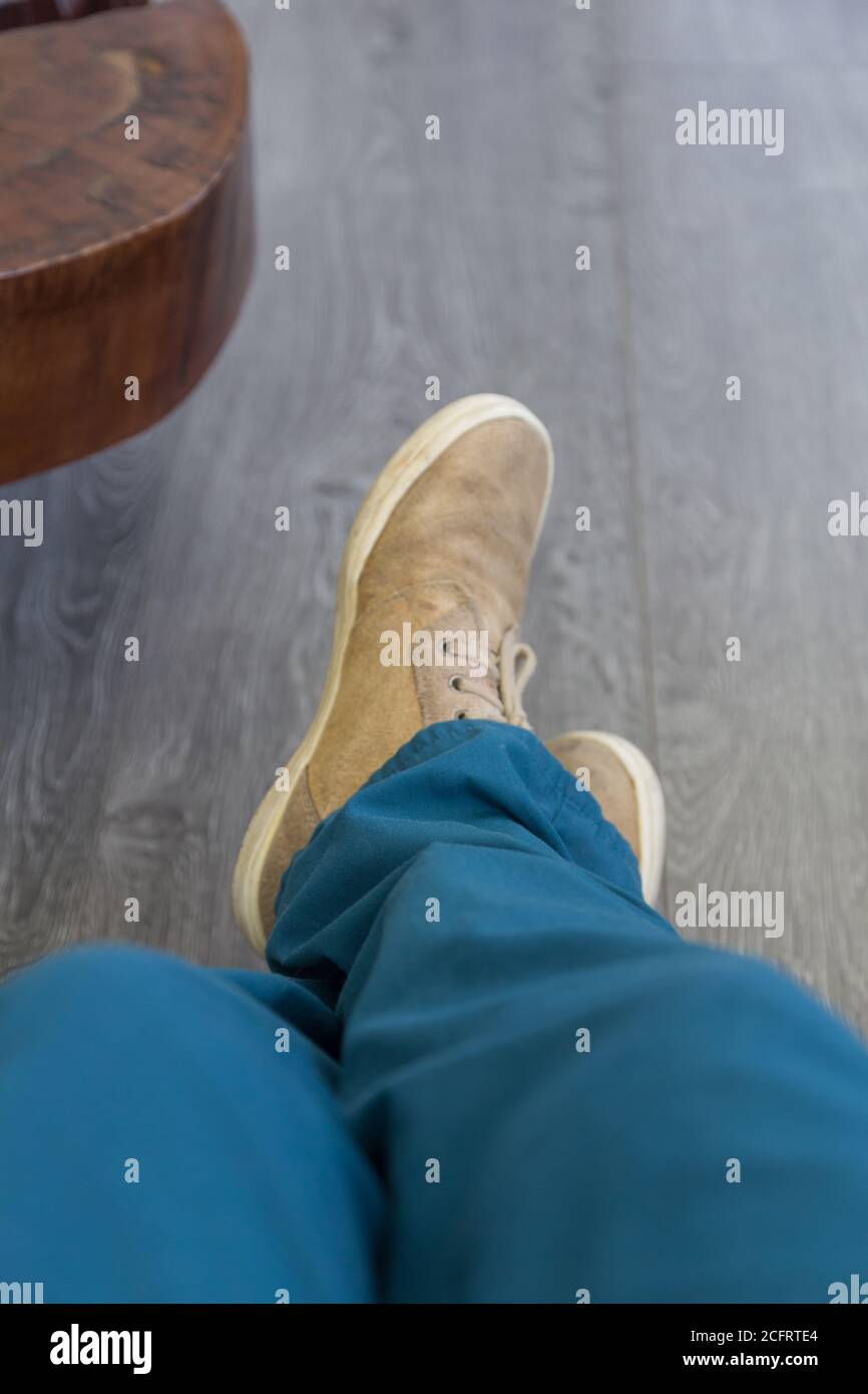 scarpe gialle con pantaloni blu, come fondo galleggiante Foto Stock