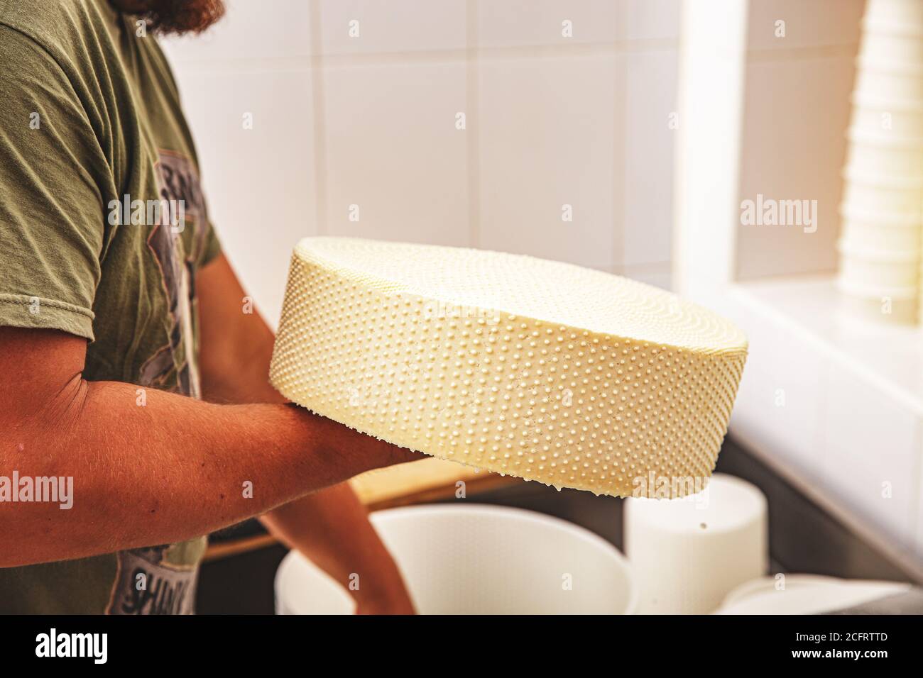 Fare il formaggio in modo tradizionale alla piccola produzione fattoria Foto Stock