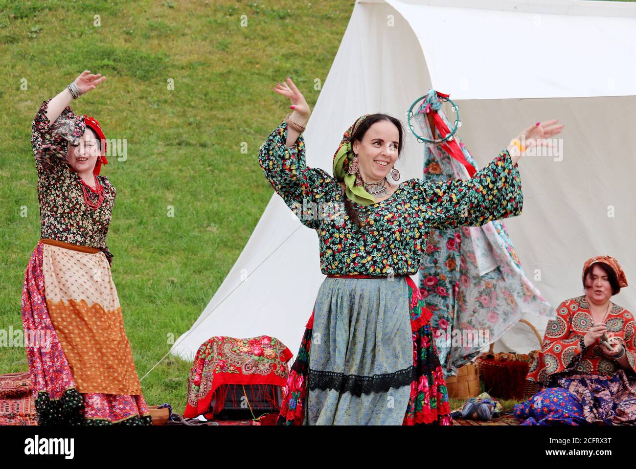 Donne Rom che ballano in un campo zingaro durante la storia festival Foto Stock