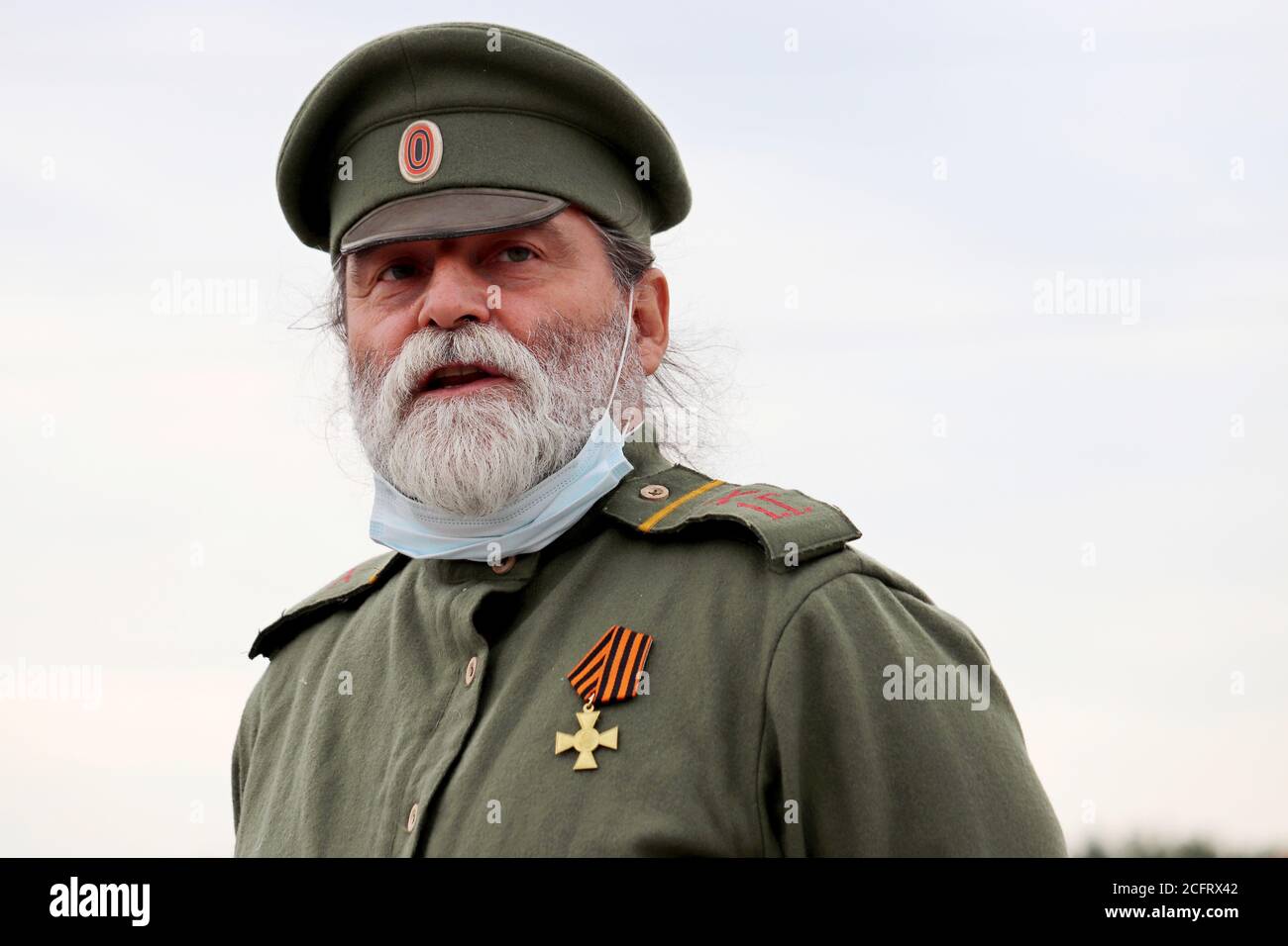 Soldato bearded dell'impero russo di inizio 20 ° secolo Con maschera durante la ricostruzione storica della guerra mondiale IO Foto Stock