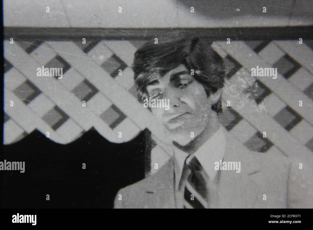 Bella fotografia in bianco e nero d'epoca degli anni '70 di un manichino maschio che sorride alla macchina fotografica. Foto Stock