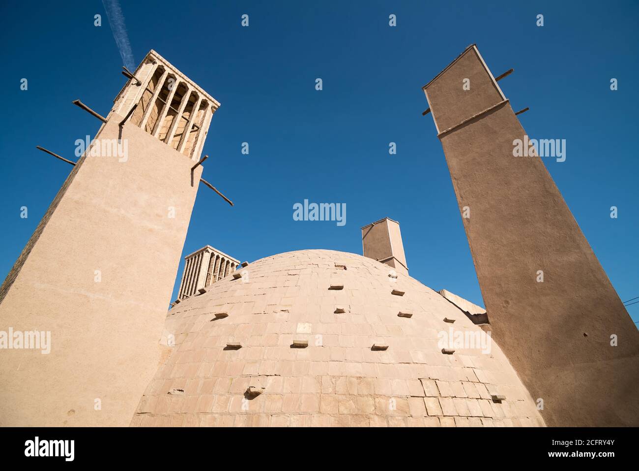 Torri eoliche e edificio a cupola della camera di ghiaccio a Yazd, Iran. Foto Stock