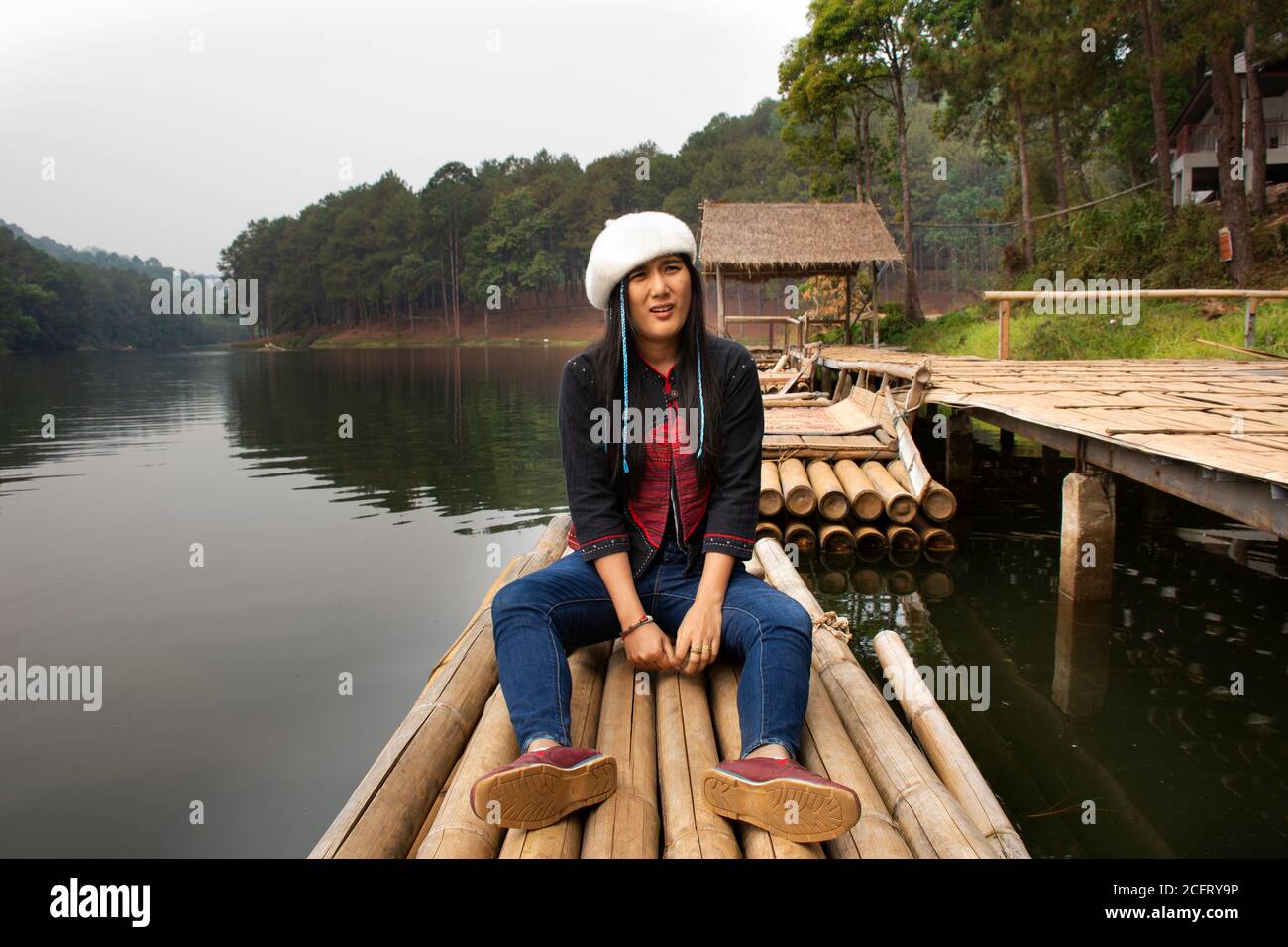 Viaggiatori le donne thailandesi viaggiano visitare e sedersi rilassarsi in canottaggio Gommoni di bambù sul lago Pang Ung in Pang Oung o. La Svizzera della Thailandia nel Chine autentico Foto Stock