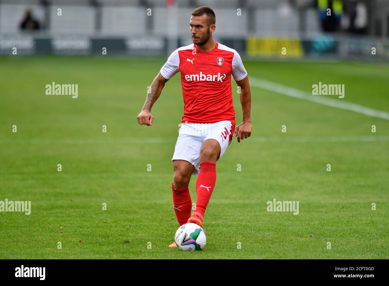 Joe mattock (3) di Rotherham United cerca un pass Foto Stock