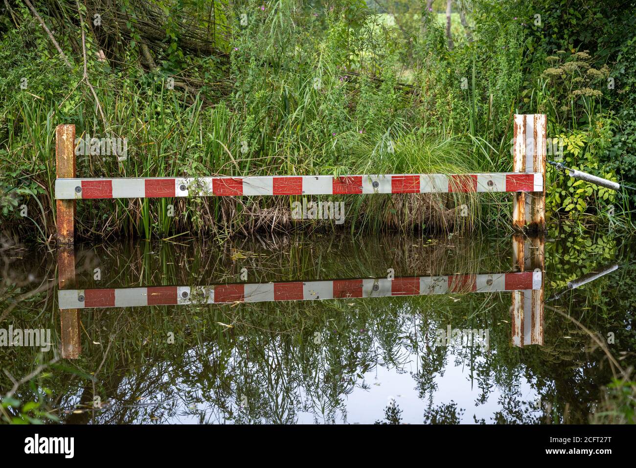 Barriera sul canale di Montgomery nello Shropshire per tenere le barche sveglio dai pericoli della banca. Foto Stock