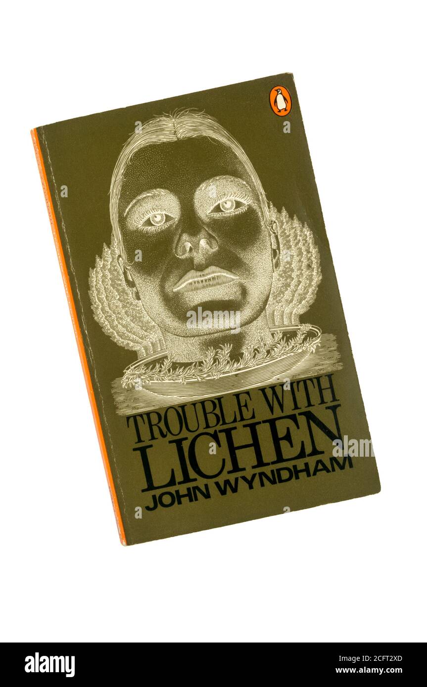 Una copia cartacea di Trouble with Lichen by John Wyndham. Pubblicato per la prima volta nel 1960. Foto Stock