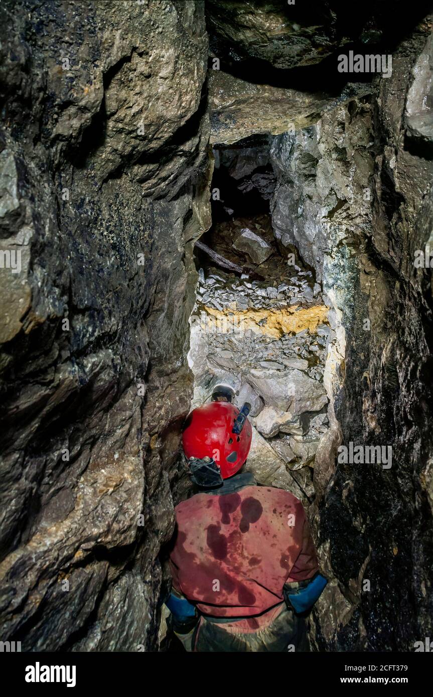 Resti di un falso pavimento con uno strato di argilla dentro Una vecchia miniera di piombo nel Derbyshire Foto Stock