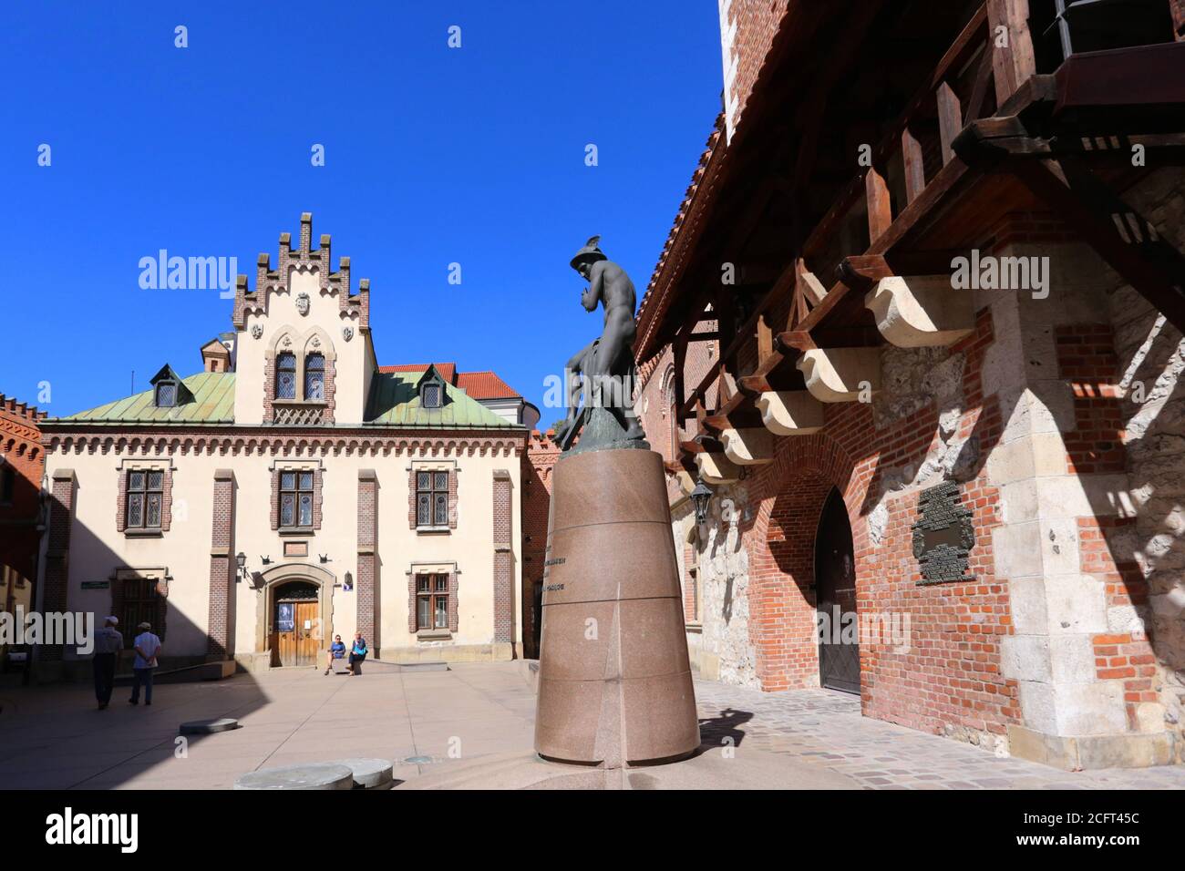 Cracovia. Cracovia. Poland. La parte delle mura medievali della città. Ingresso al vecchio Arsenale (a destra) con Thorvaldsen scultura di Hermes di fronte ad esso e illuminato Foto Stock