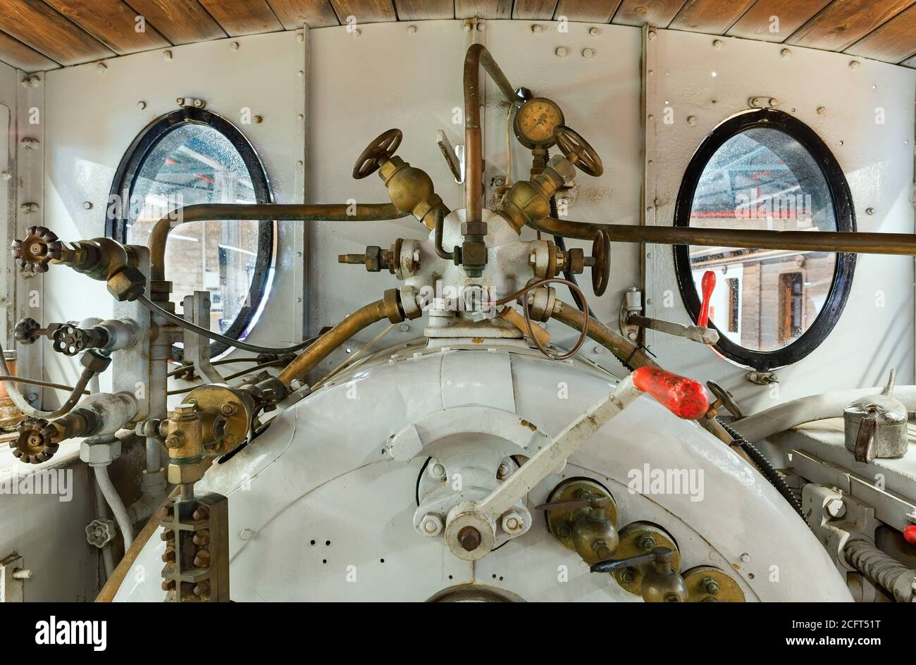 Controlla i dettagli di una vecchia locomotiva a vapore Foto Stock