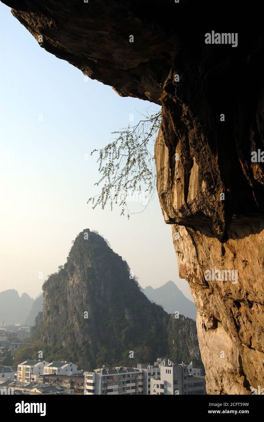 Monte Diecai a Guilin, provincia di Guangxi, Cina. Questa è la vista da una grotta sul sentiero fino alla cima del Monte Diecai con una roccia a strapiombo. Foto Stock