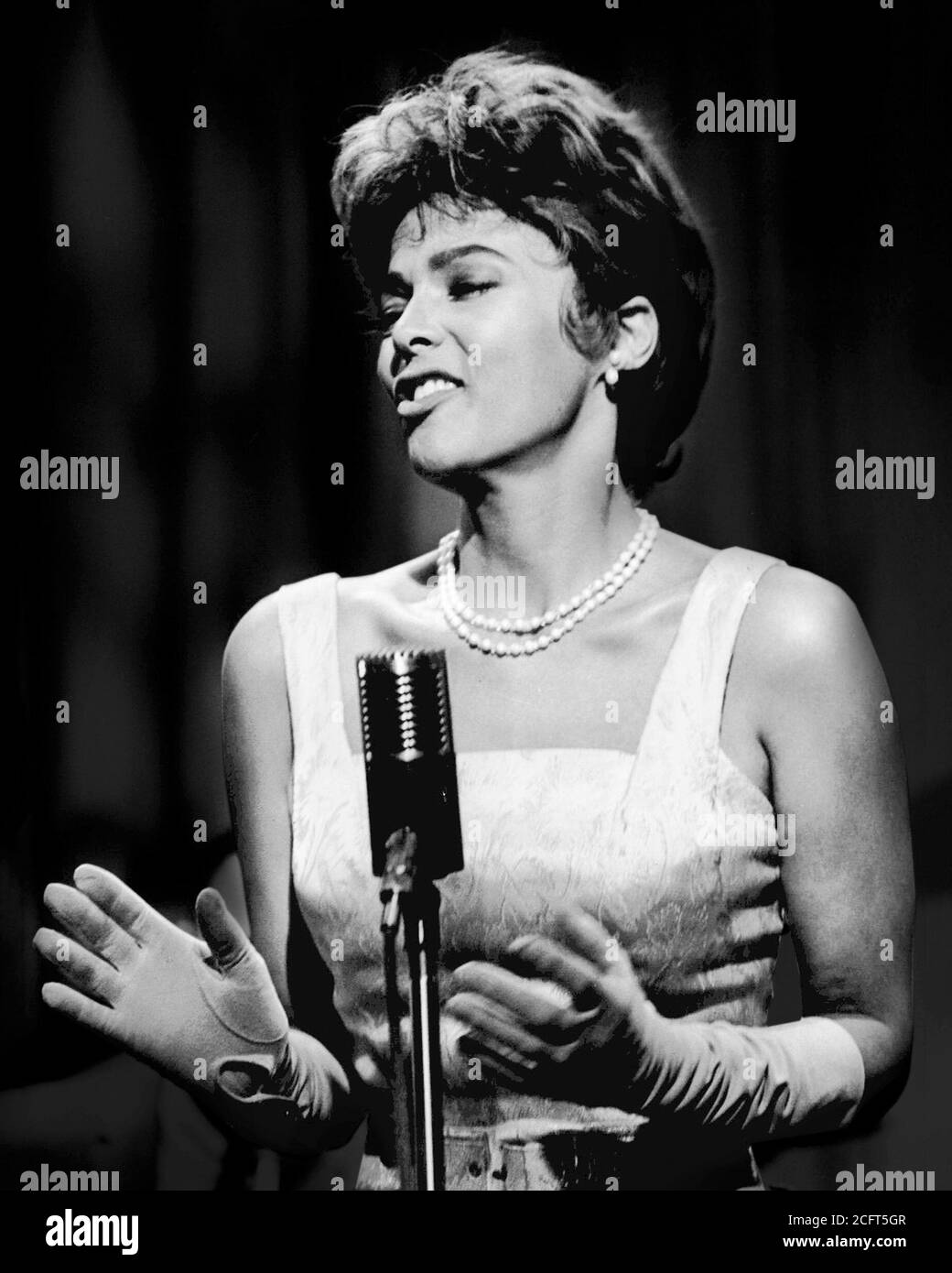 Dorothy Dandridge. Ritratto di Dorothy Jean Dandridge (1922-1965) come cantante in 'Cain's Hundred', c.1962. Dandridge era un'attrice, cantante e ballerina statunitense. Foto Stock