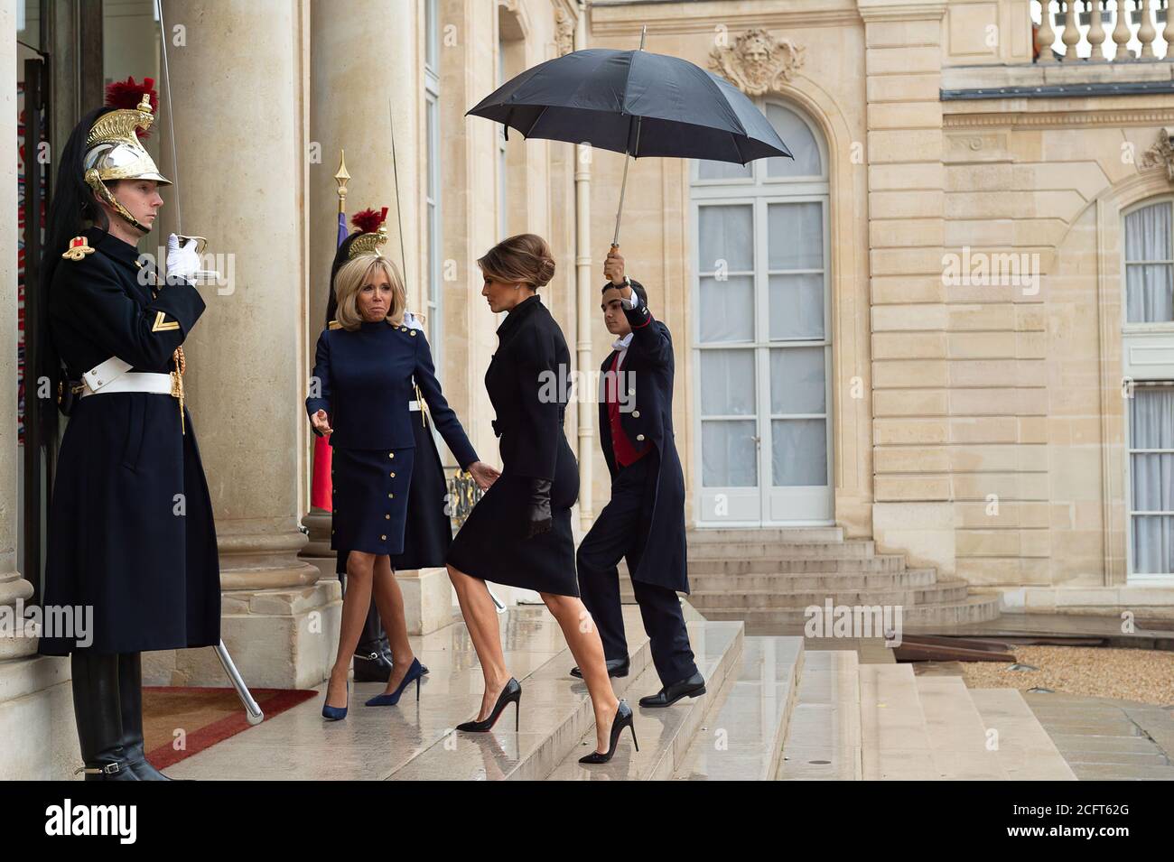 Prima Signora Melania Trump alla Reggia di Versailles prima Signora Melania Trump arriva alla Reggia di Versailles per un pranzo spusale ed è salutata dalla signora Brigitte Macron, moglie del presidente francese Emmanuel Macron, a Versailles, Francia Domenica 11 novembre 2018. Foto Stock