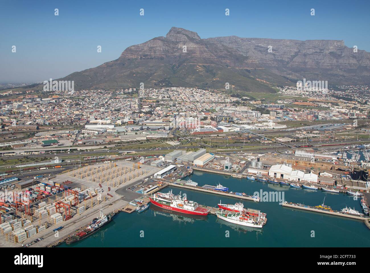 Città del Capo, Capo Occidentale / Sud Africa - 07/24/2020: Foto aerea del Porto di Città del Capo con Table Mountain sullo sfondo Foto Stock