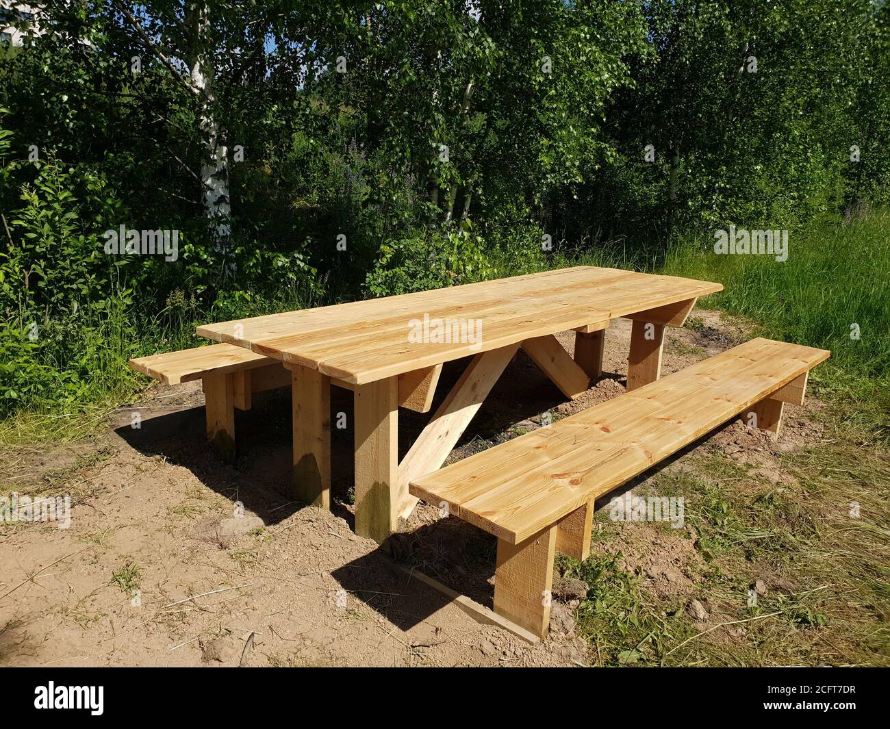 Tavolo e panche in legno per attività ricreative all'aperto Foto Stock