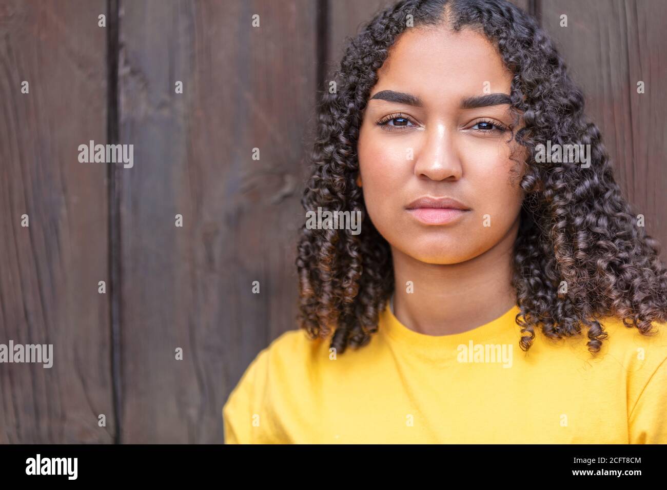Ritratto di una femmina afro-americana biraciale di razza mista nera giovane donna ragazza adolescente teenager fuori Foto Stock