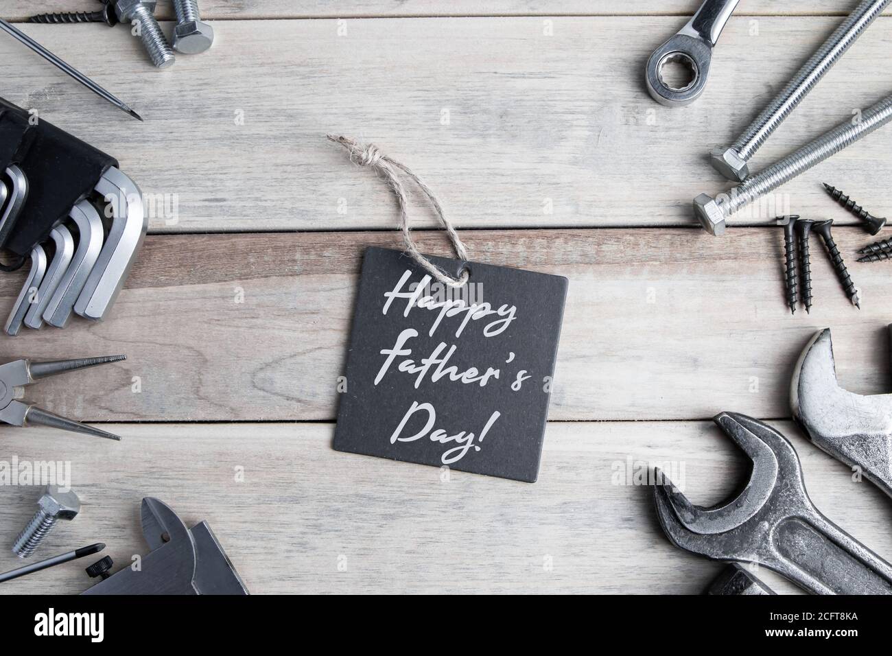 Giornata Internazionale del Padre. Biglietto d'auguri. Attrezzature su sfondo grigio in legno. Foto Stock