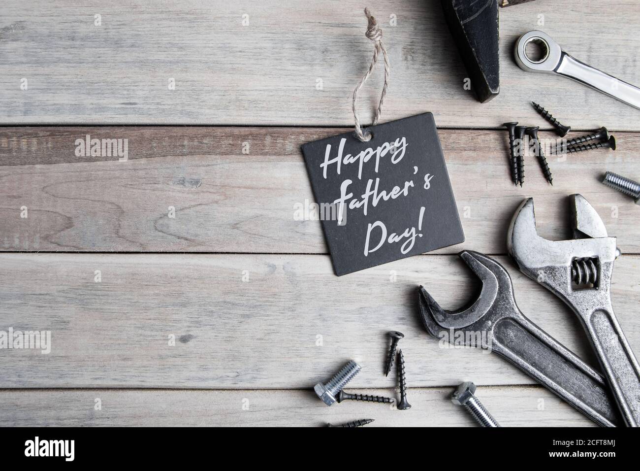 Giornata Internazionale del Padre. Biglietto d'auguri. Attrezzature su sfondo grigio in legno. Foto Stock