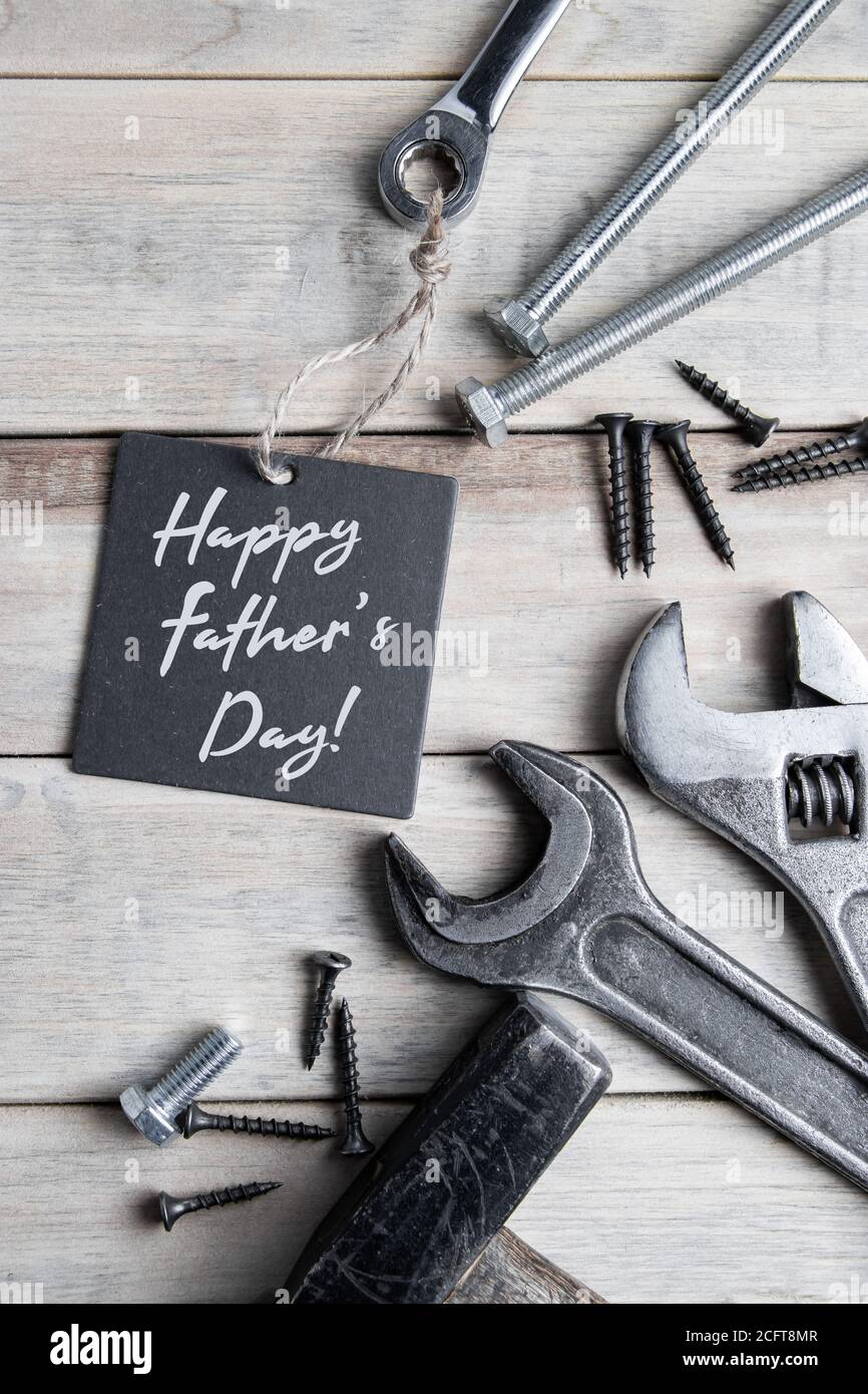 Giornata Internazionale del Padre. Biglietto d'auguri. Attrezzature su sfondo grigio in legno. Foto Stock
