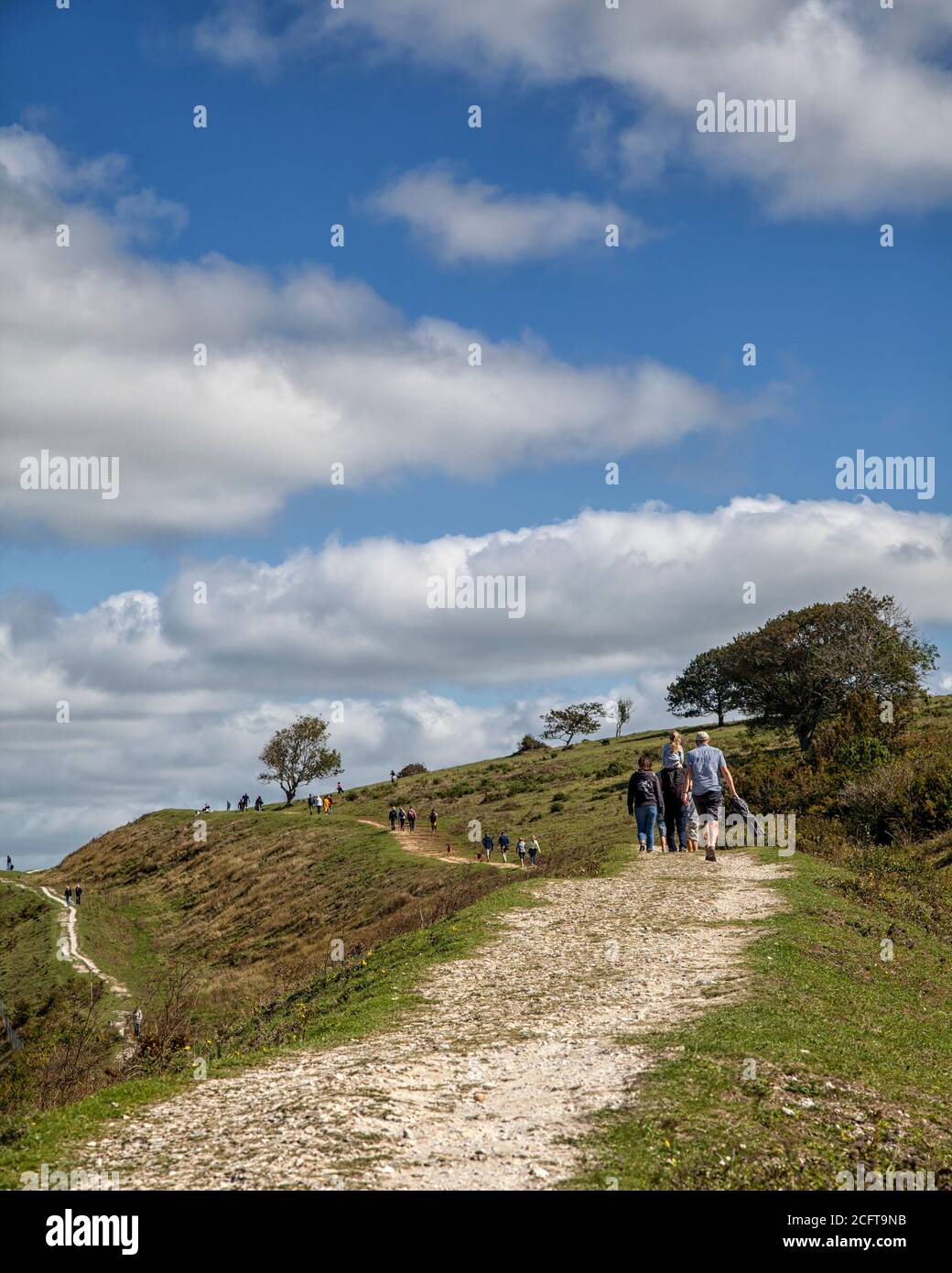 Camminatori sul Cissbury Ring Foto Stock