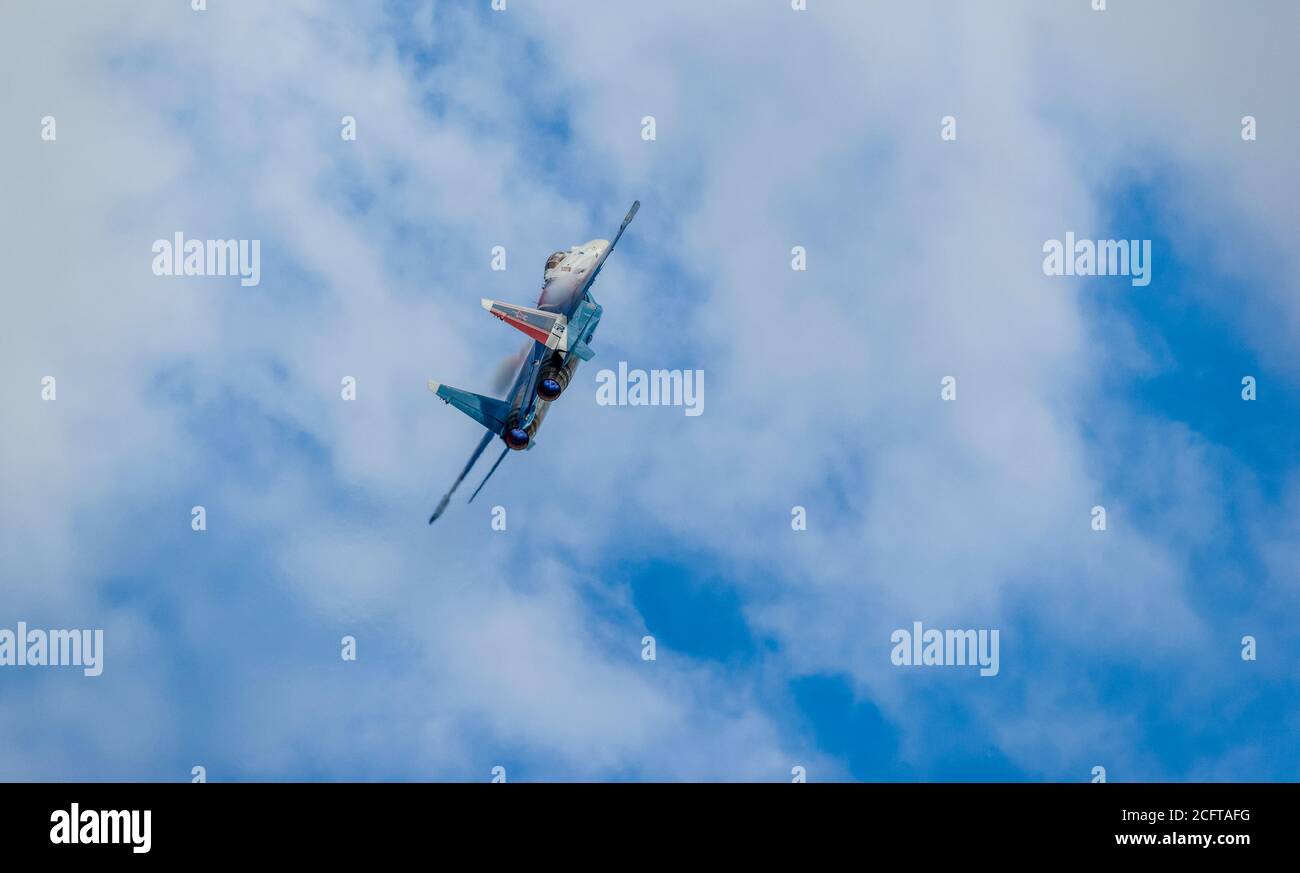 Kubinka, Regione di Mosca, Russia - 30 agosto 2020: Su-30SM 31 BLU NATO nome in codice: Flanker-C jet fighter dei cavalieri russi monomarca aerobatica Foto Stock