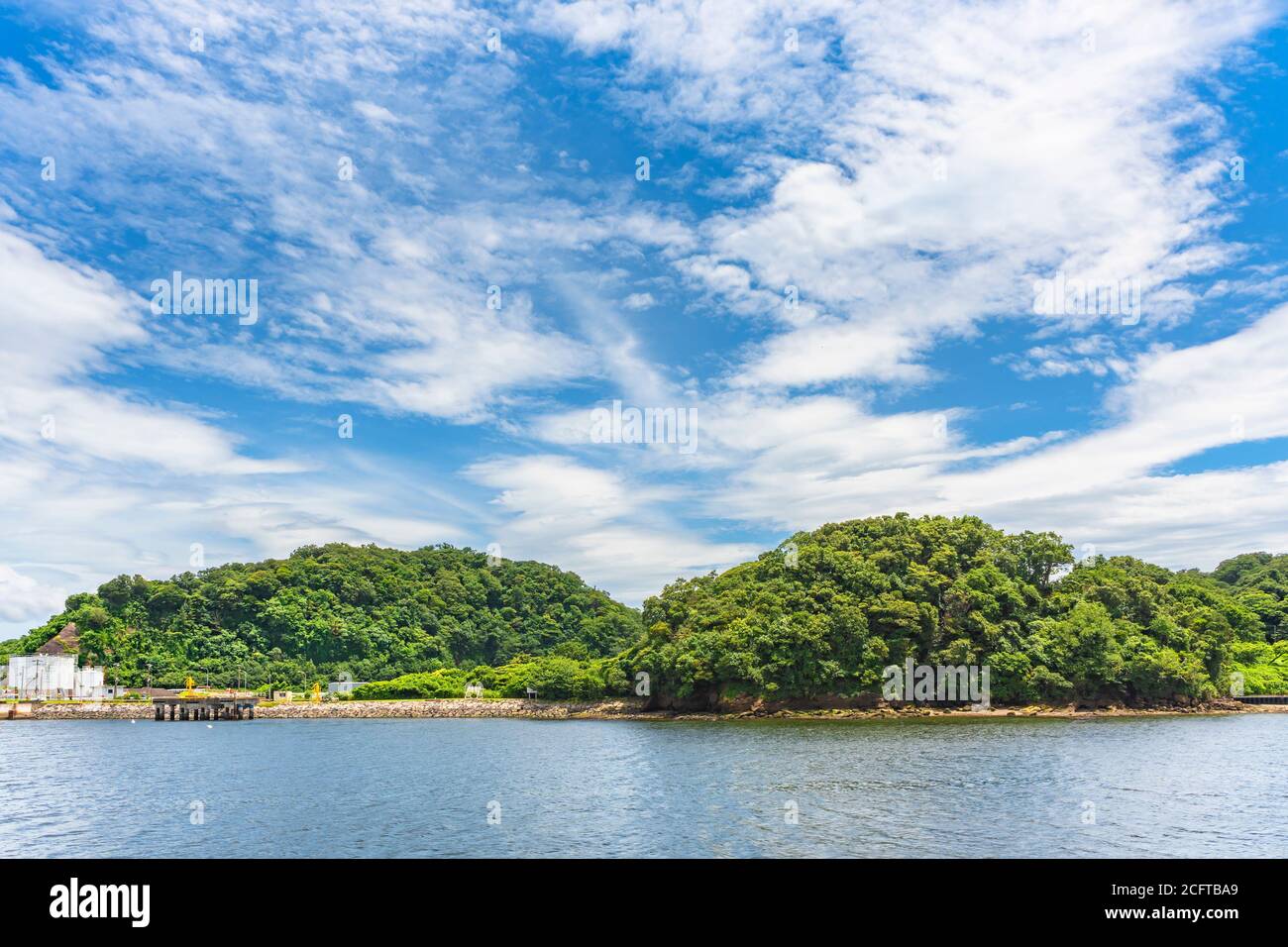 yokosuka, giappone - luglio 19 2020: Isola di Azuma nel porto navale di Yokosuka appartenente alla US Navy Azuma Storage Area e che separa il Giappone Self Denf Foto Stock